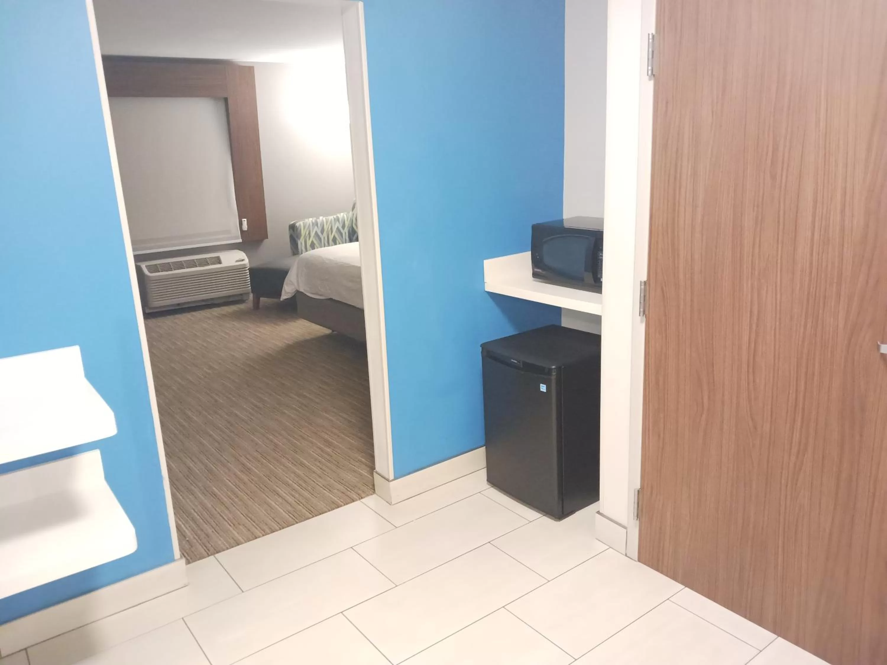 Suite - Mobility Access Tran Shower /Non-Smoking in Holiday Inn Express & Suites Gainesville - Lake Lanier Area, an IHG Hotel