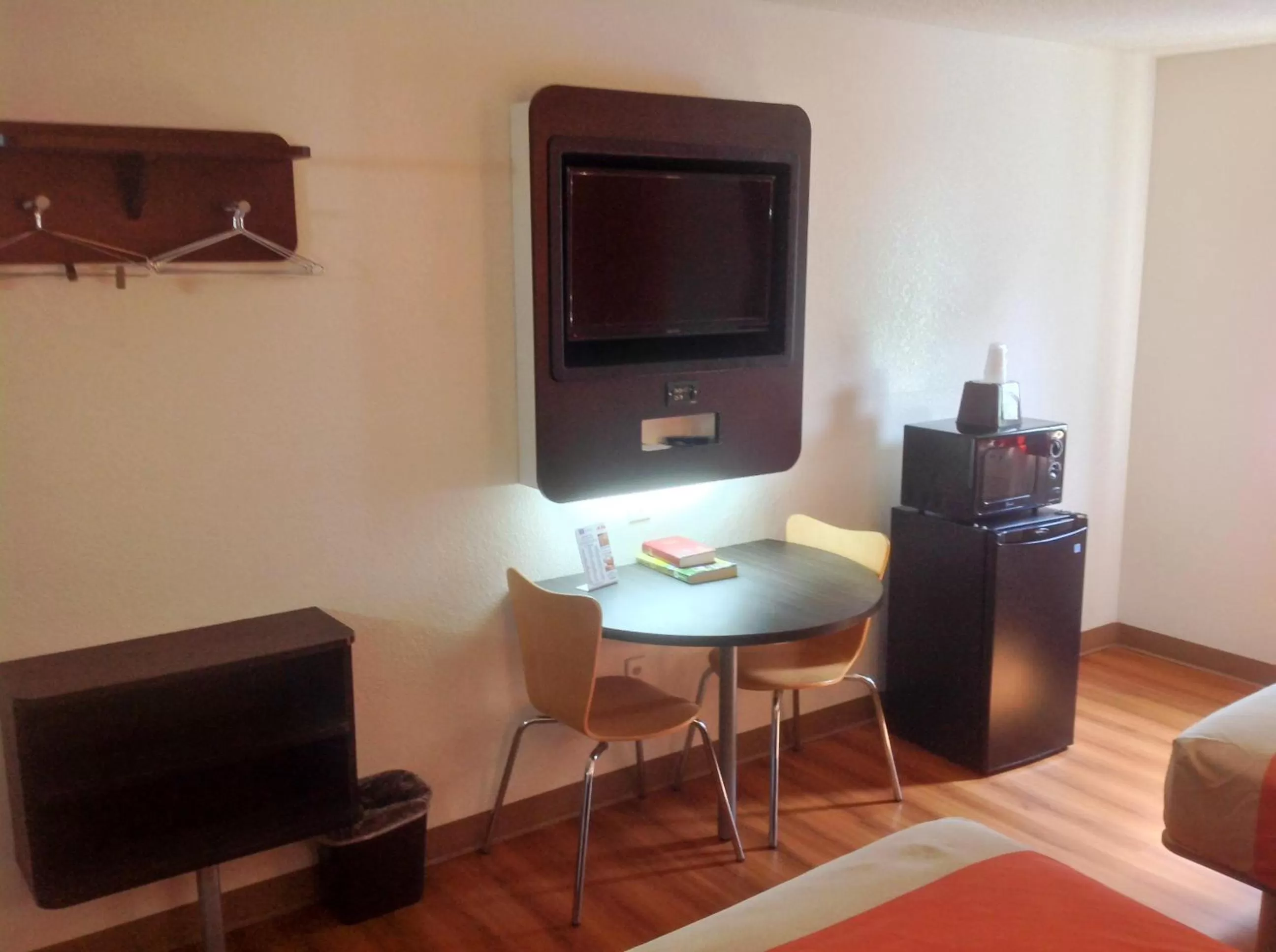 Seating area in Motel 6-Salisbury, MD