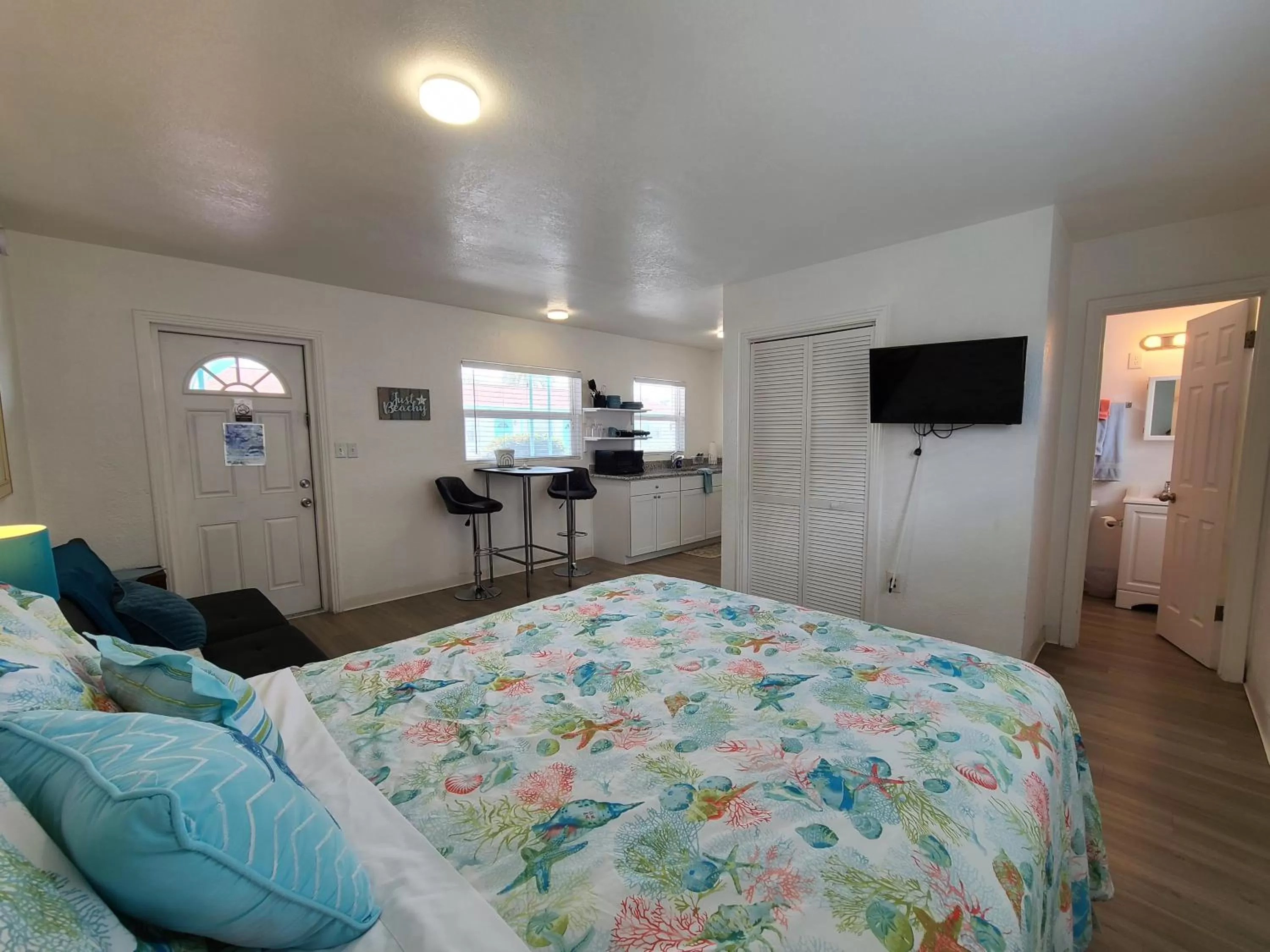 Photo of the whole room in Sun Island Motel