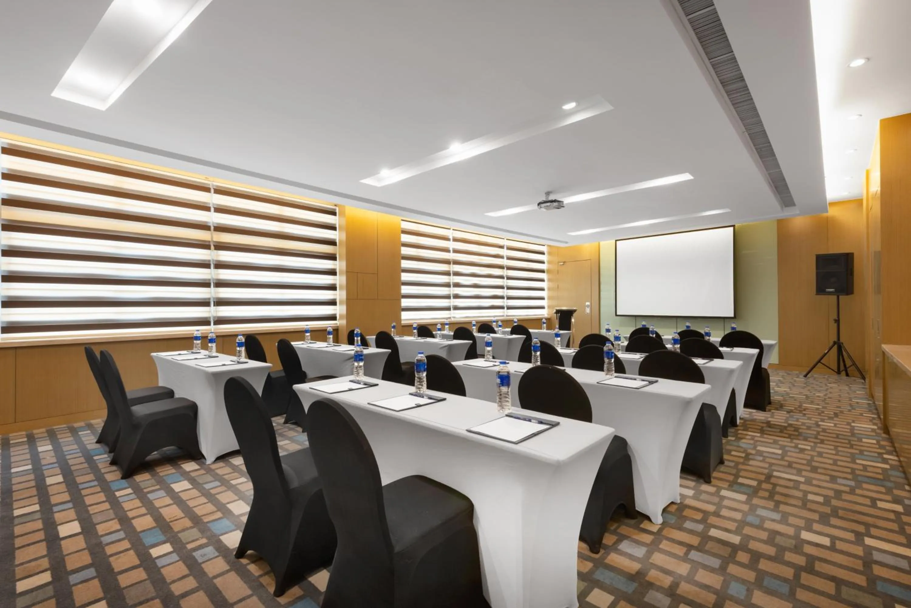 Meeting/conference room in Holiday Inn Express Nantong Downtown by IHG