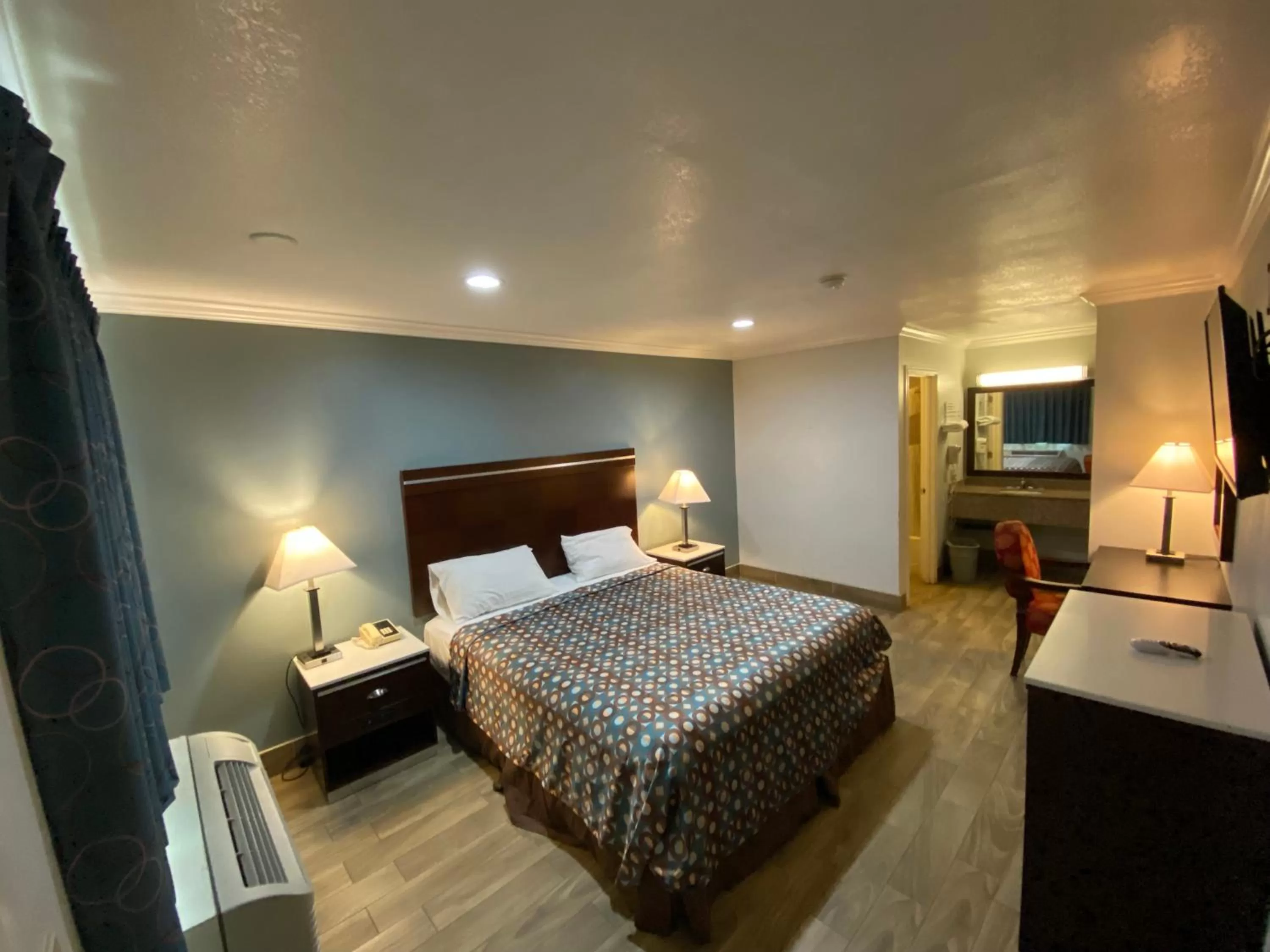 Photo of the whole room, Bed in Welcome Inn Corona