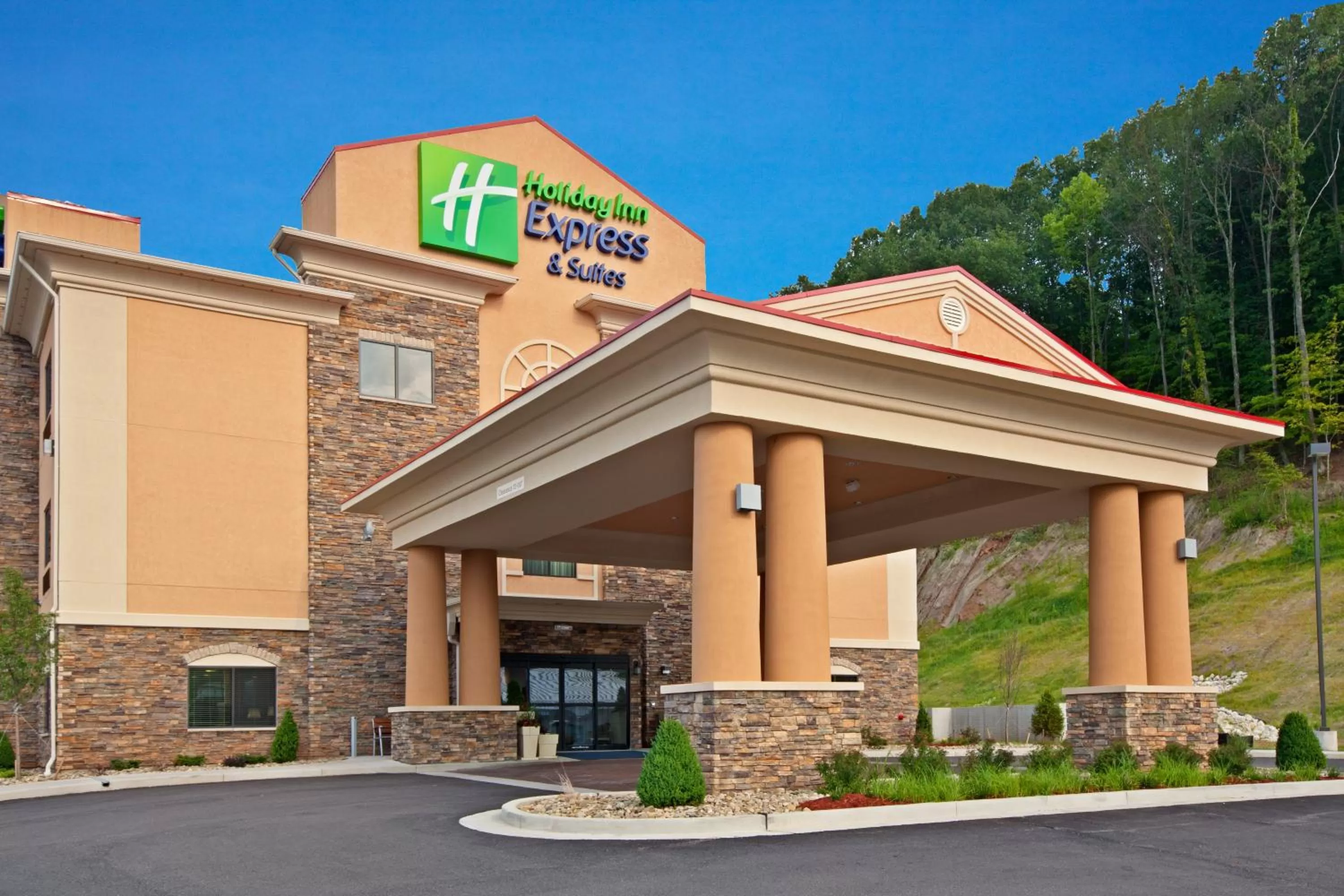 Property building in Holiday Inn Express & Suites Ripley, an IHG Hotel
