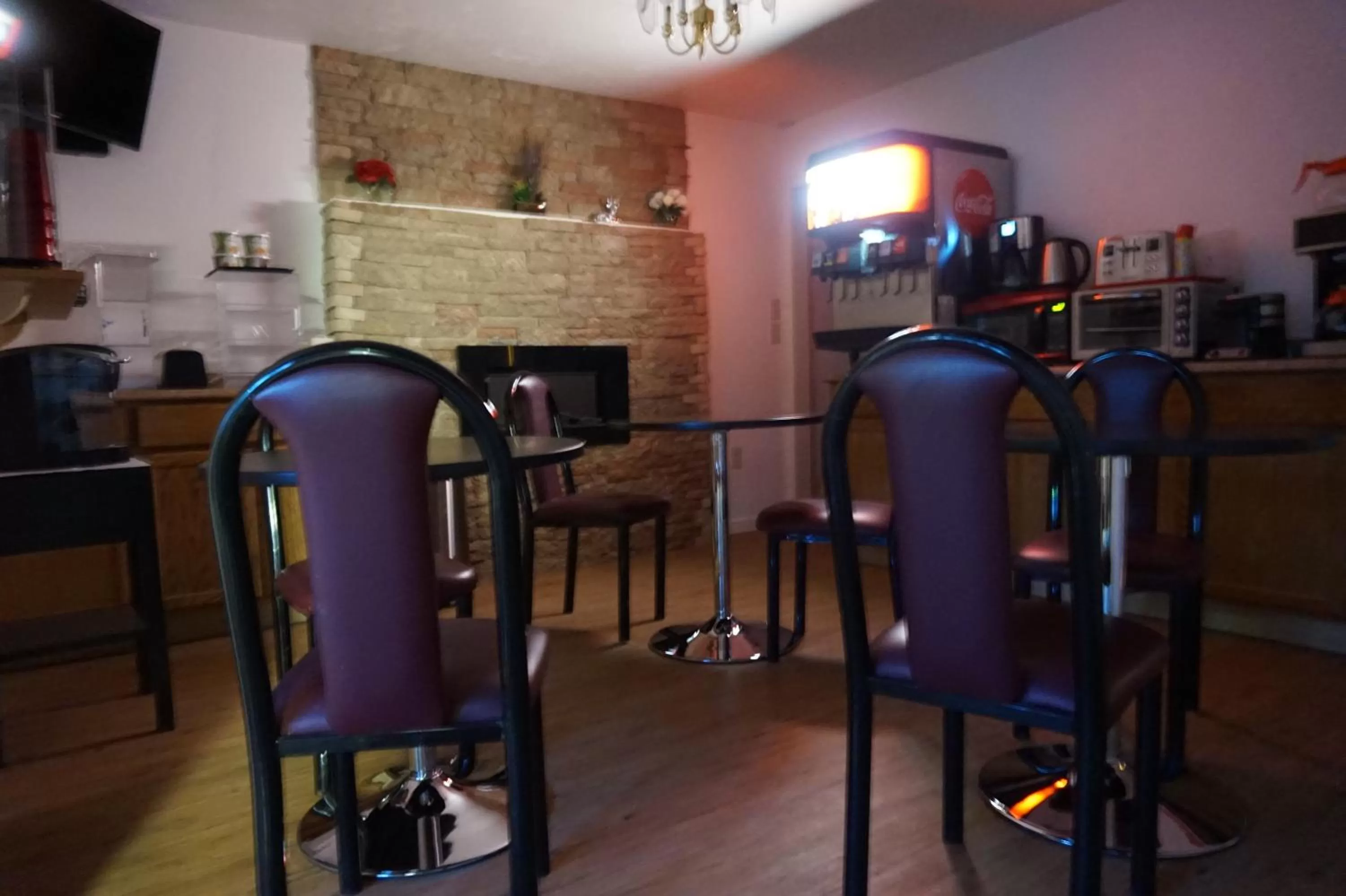 Communal lounge/ TV room in Eagle Crater Lake Inn