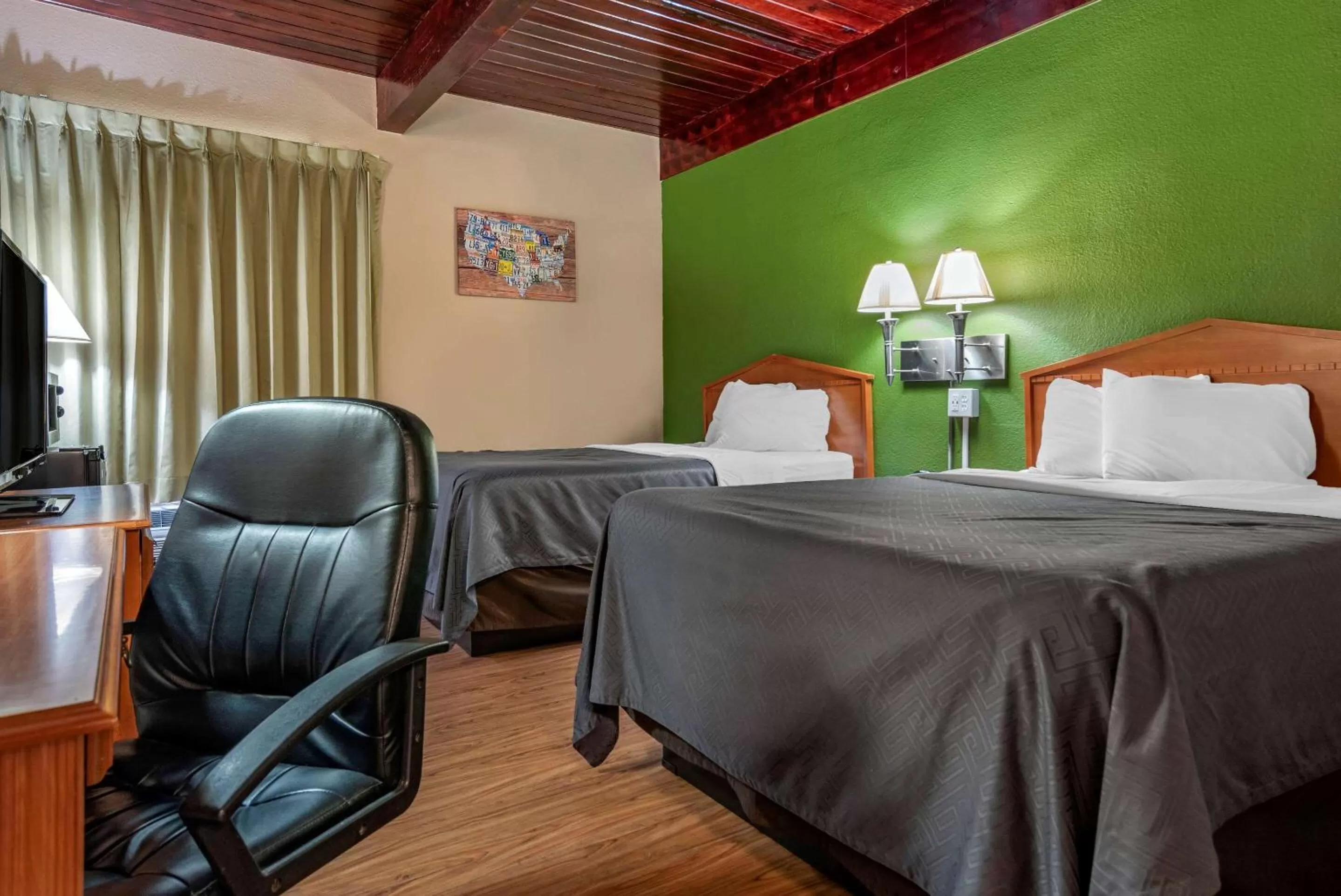 Photo of the whole room, Bed in Econo Lodge Tallahassee Downtown - University