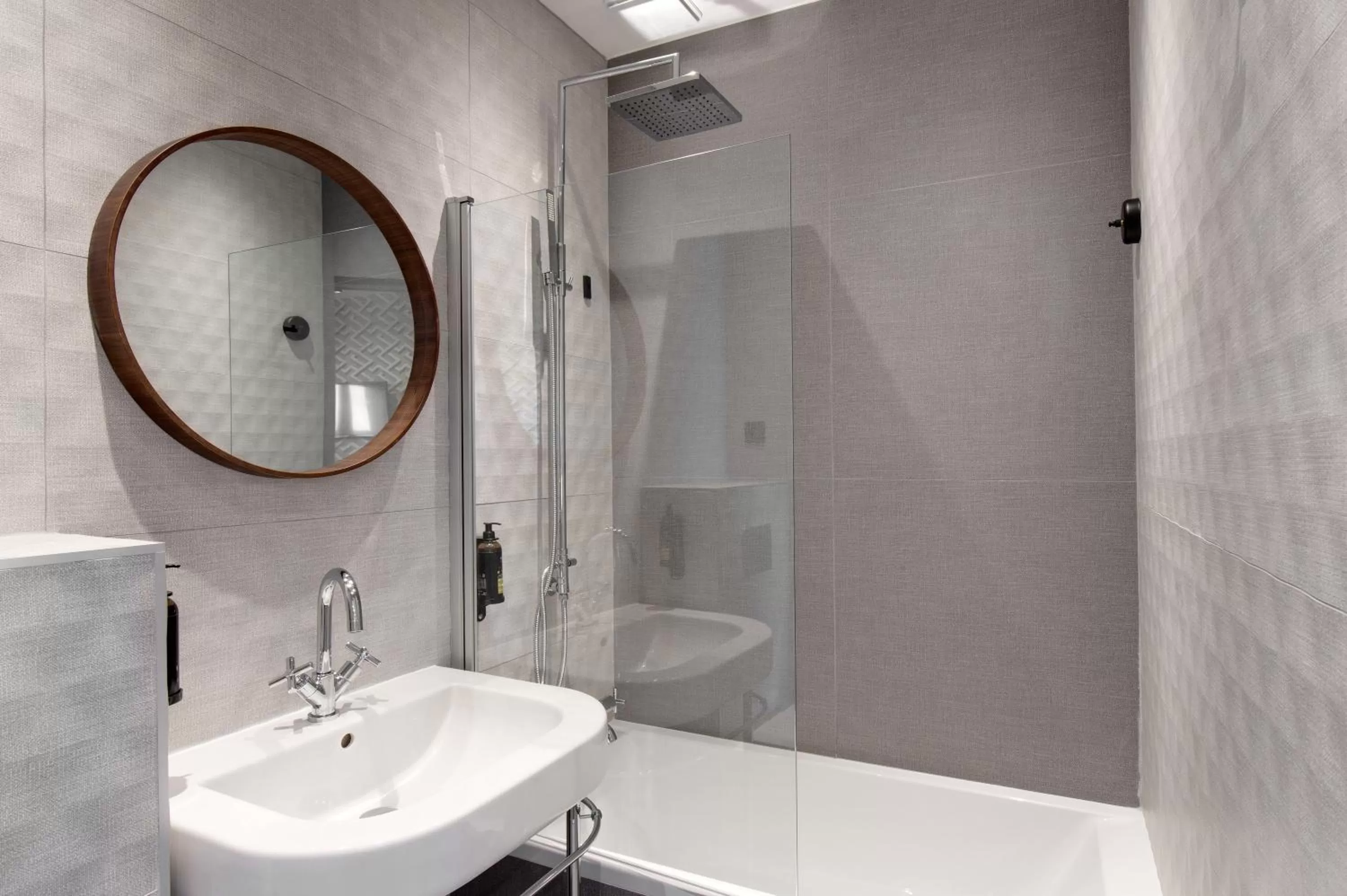 Bathroom in Hôtel Montmorency & Spa