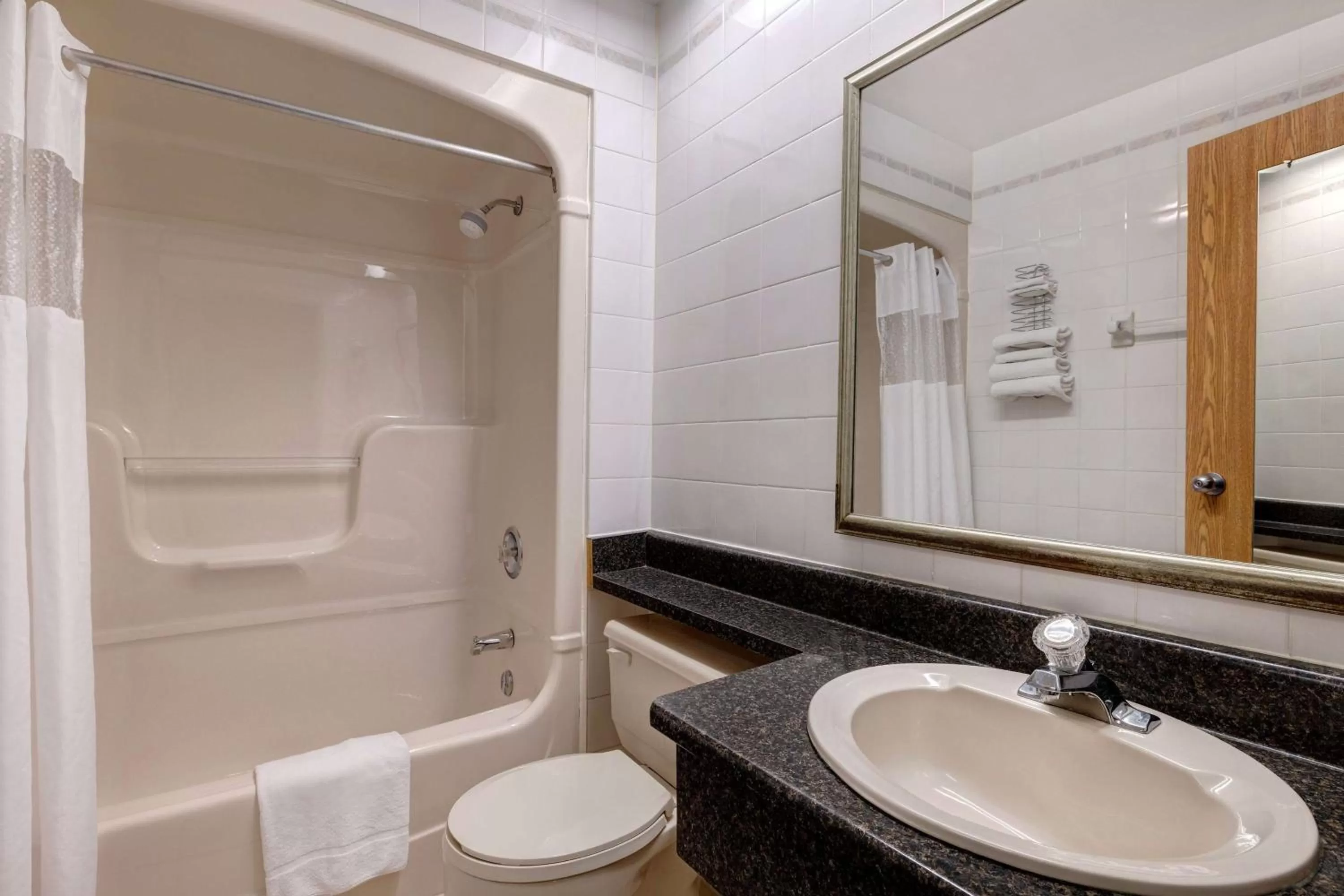 Bathroom in Days Inn by Wyndham Niagara Falls Near The Falls