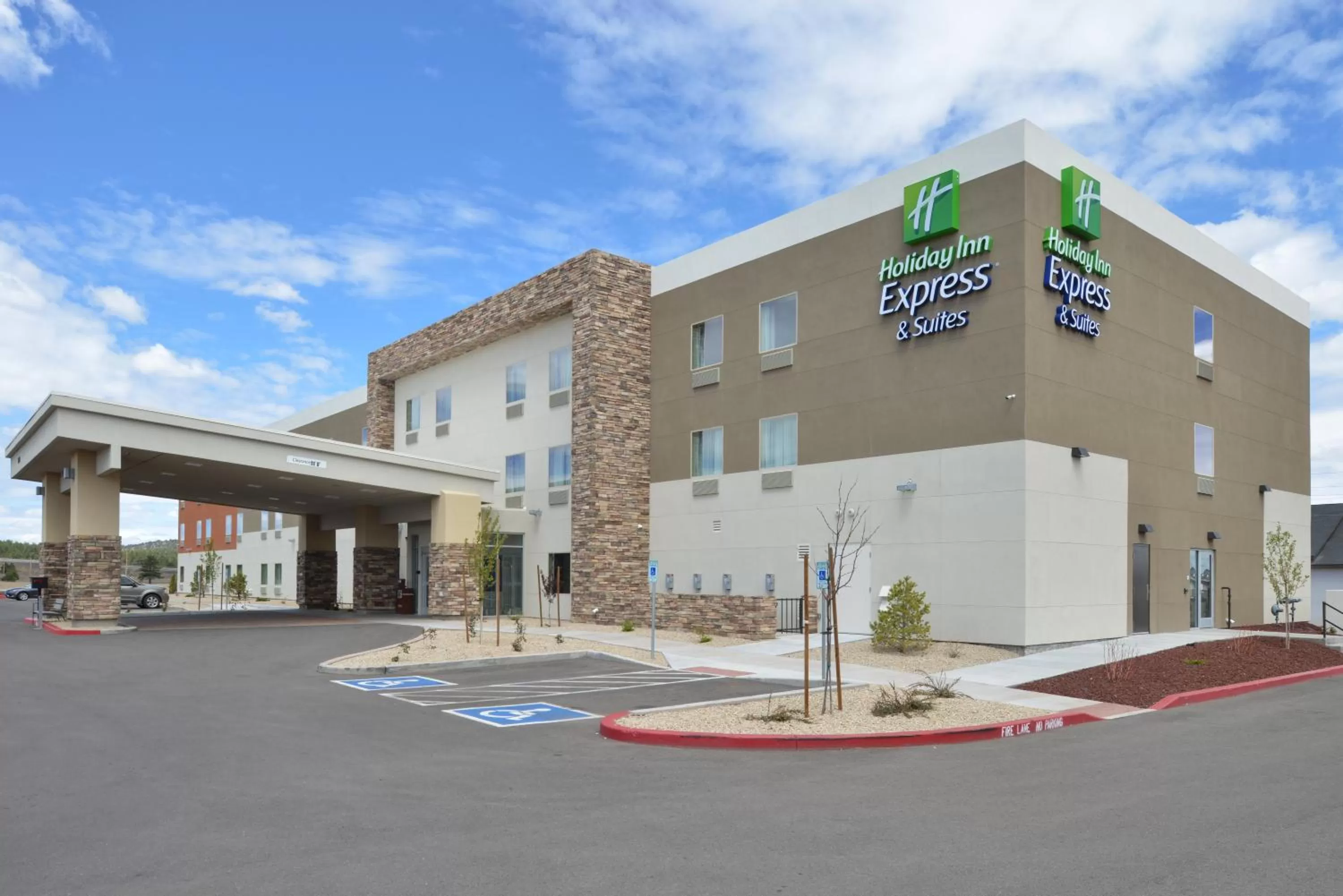 Property building in Holiday Inn Express & Suites Williams by IHG