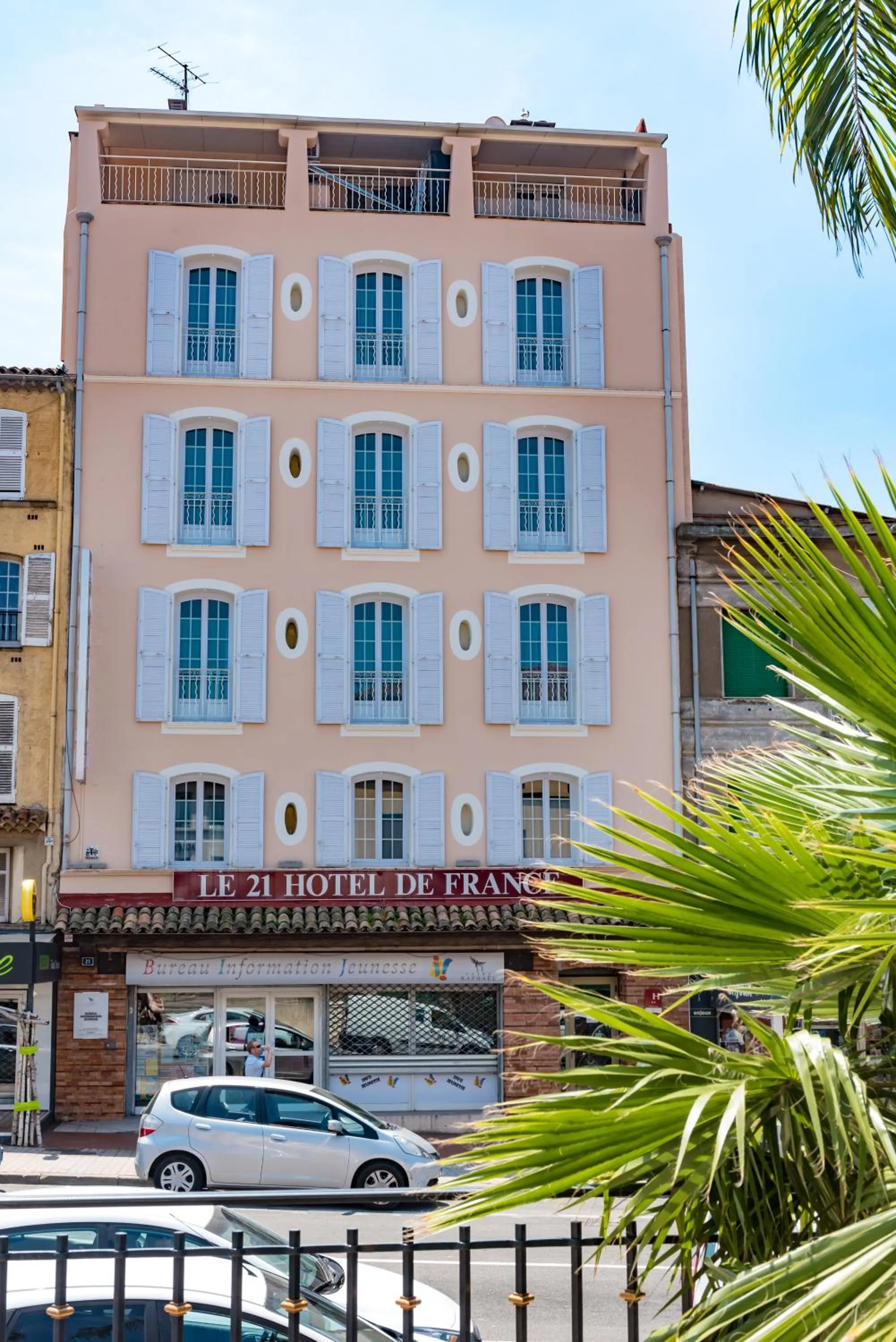 Property building in Hotel Le 21