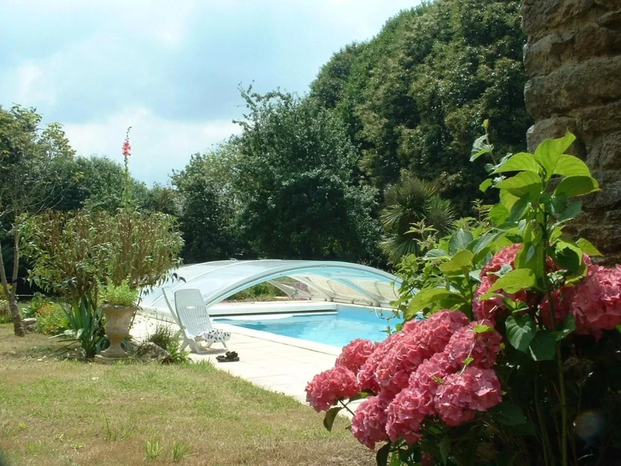 Pool view in Manoir de la Peignie
