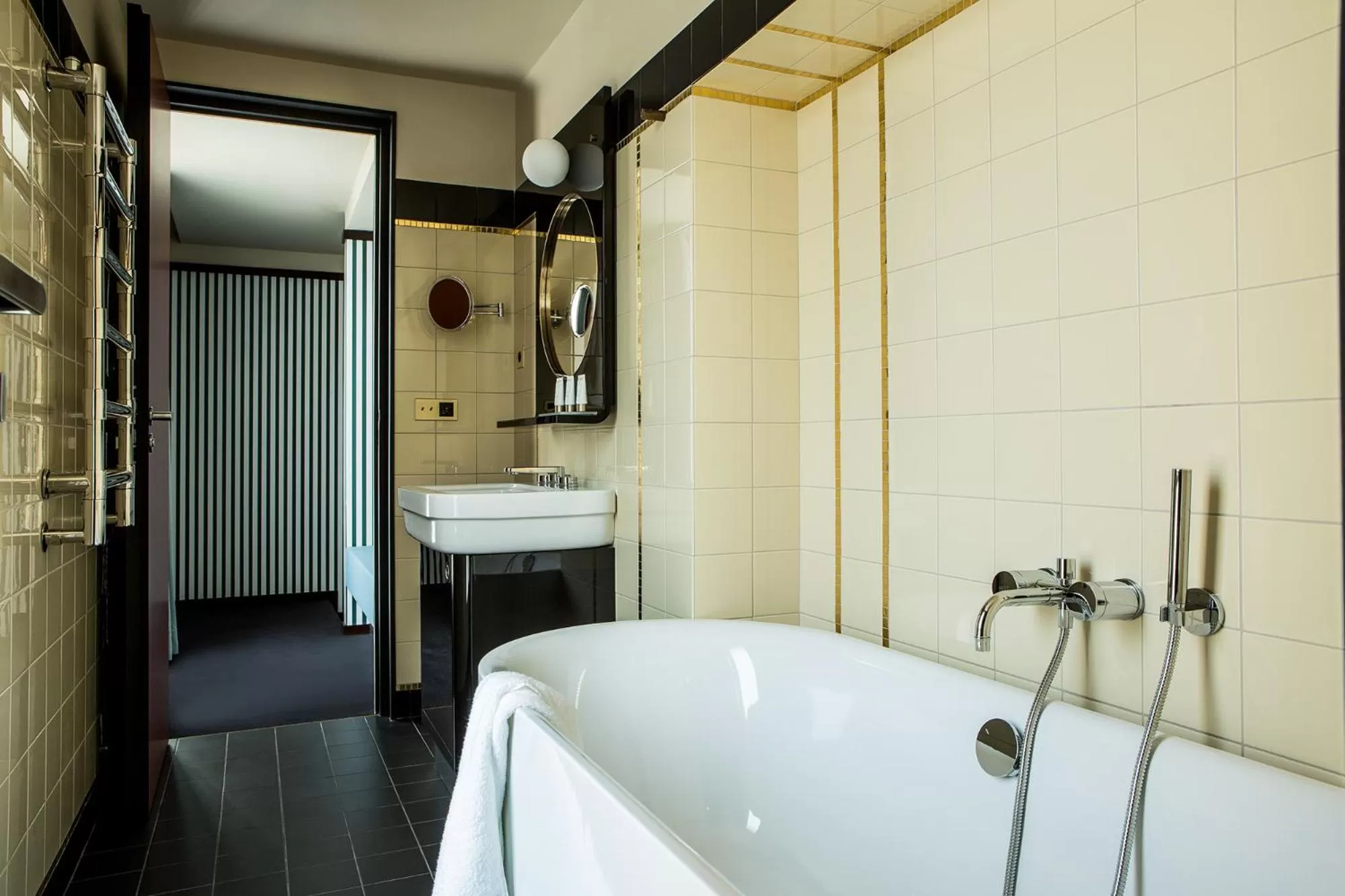 Bathroom in Hôtel du Rond-point des Champs-Élysées - Esprit de France