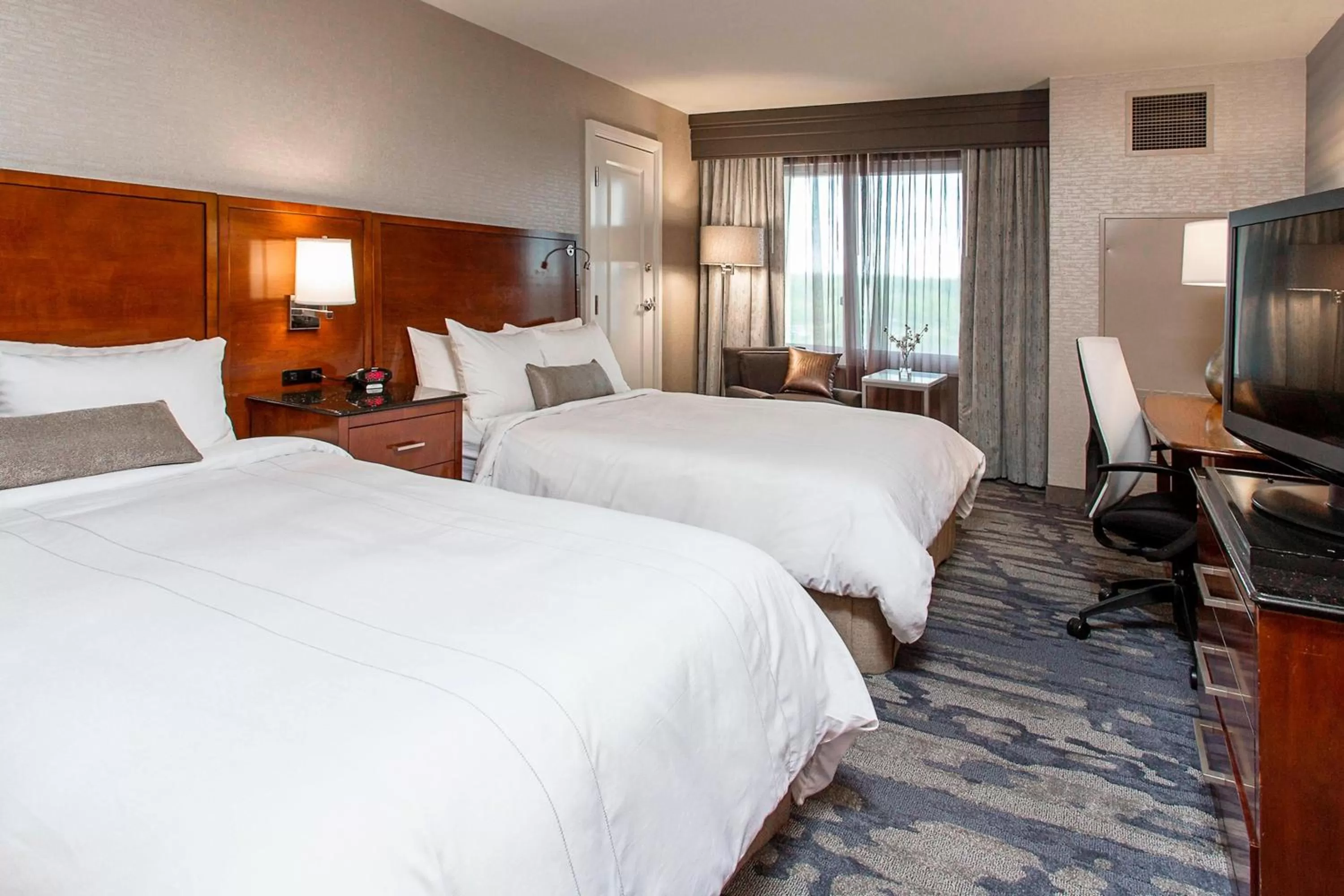 Photo of the whole room, Bed in Rochester Airport Marriott