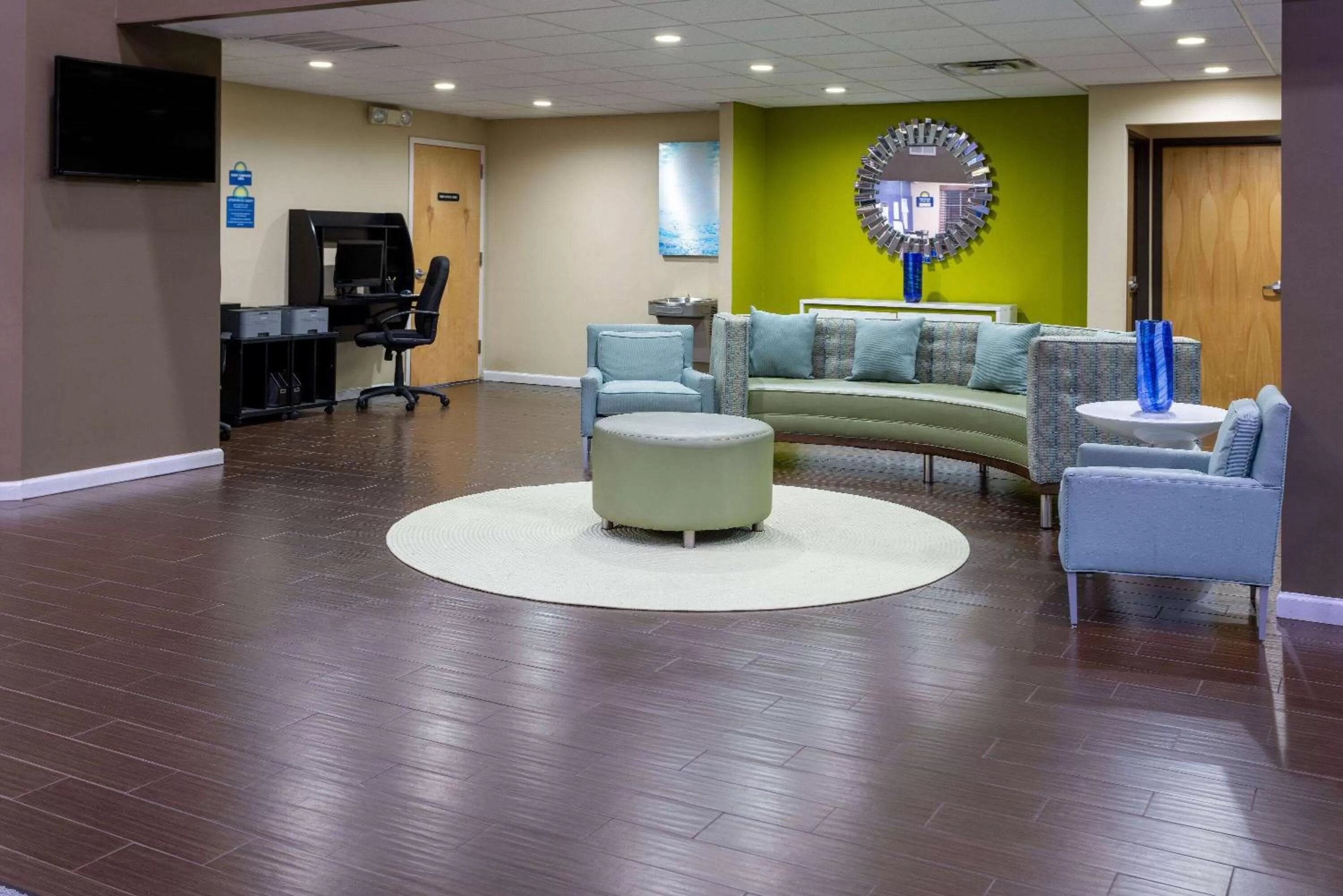Lobby or reception in Days Inn & Suites by Wyndham Cherry Hill - Philadelphia