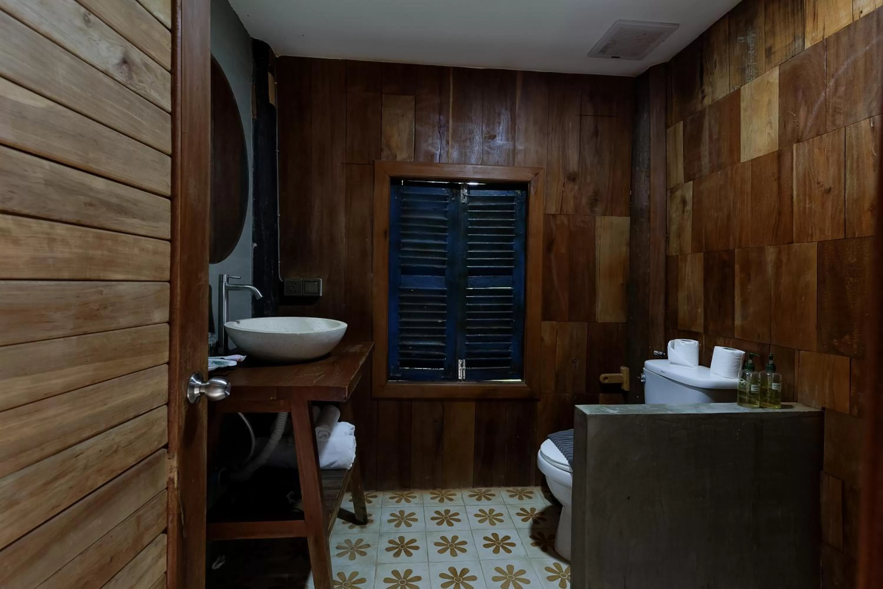 Toilet in Dontrei Villa Angkor