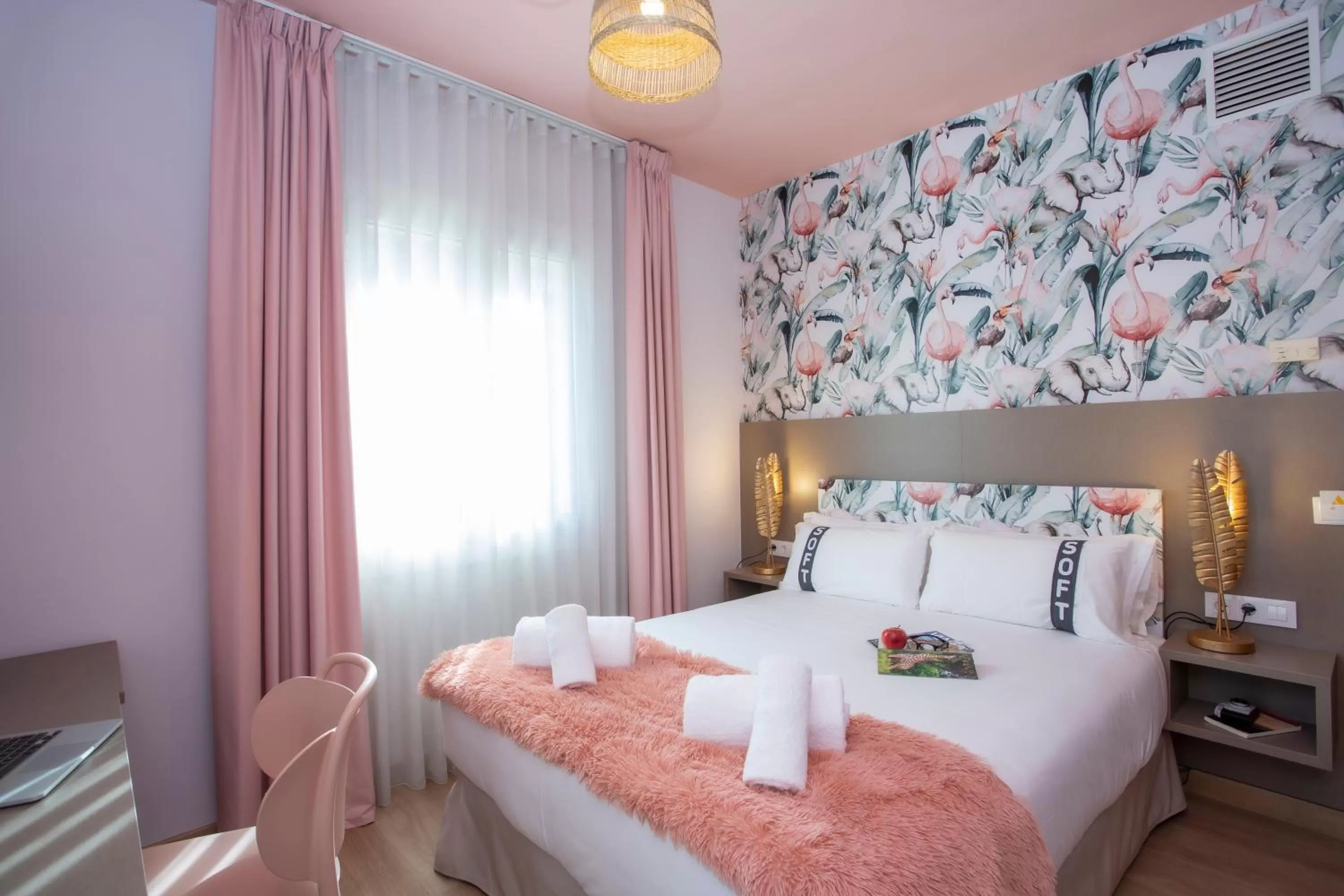 Photo of the whole room, Bed in Casual Colours Barcelona