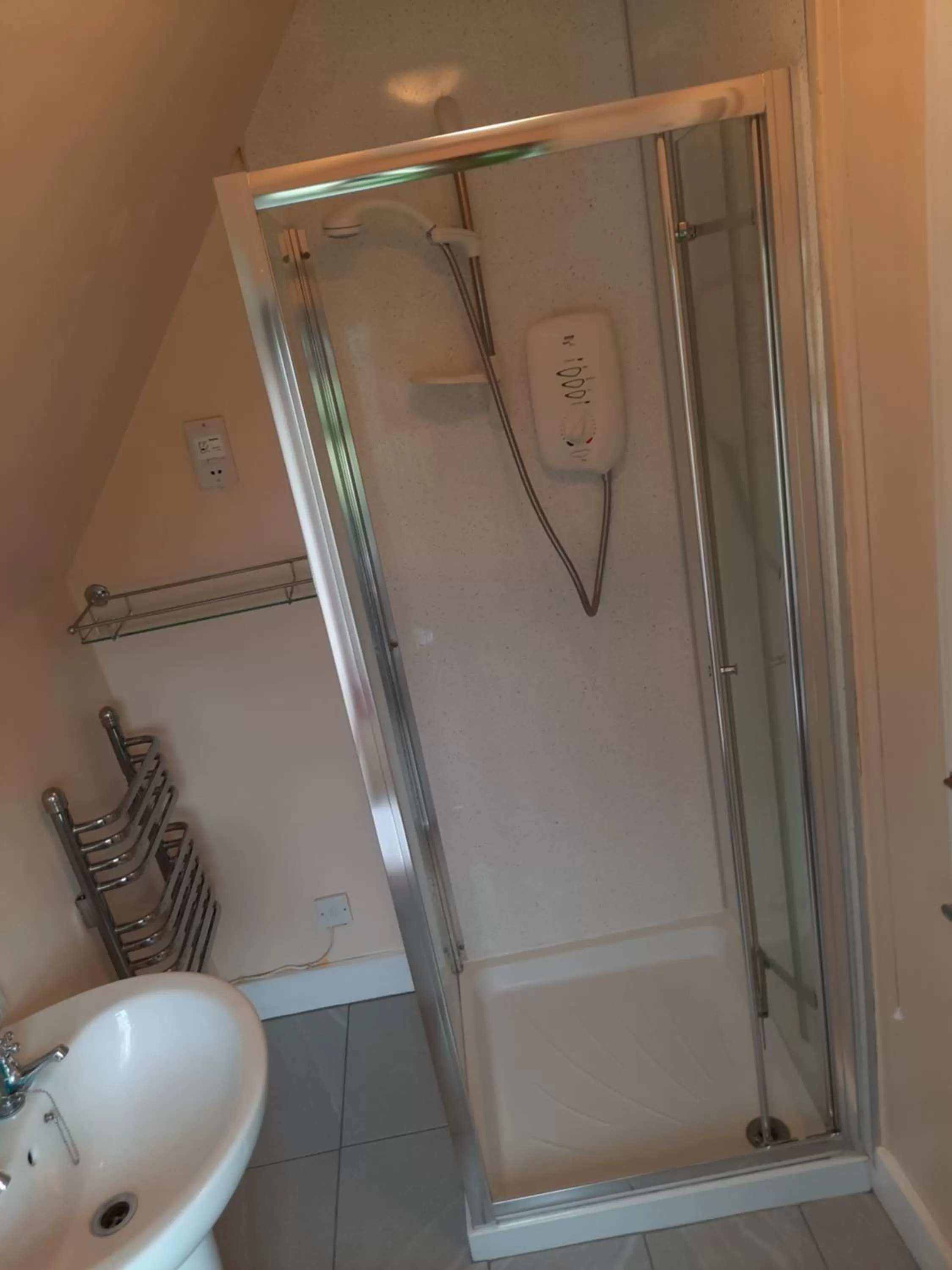 Bathroom in Jacobite Rose