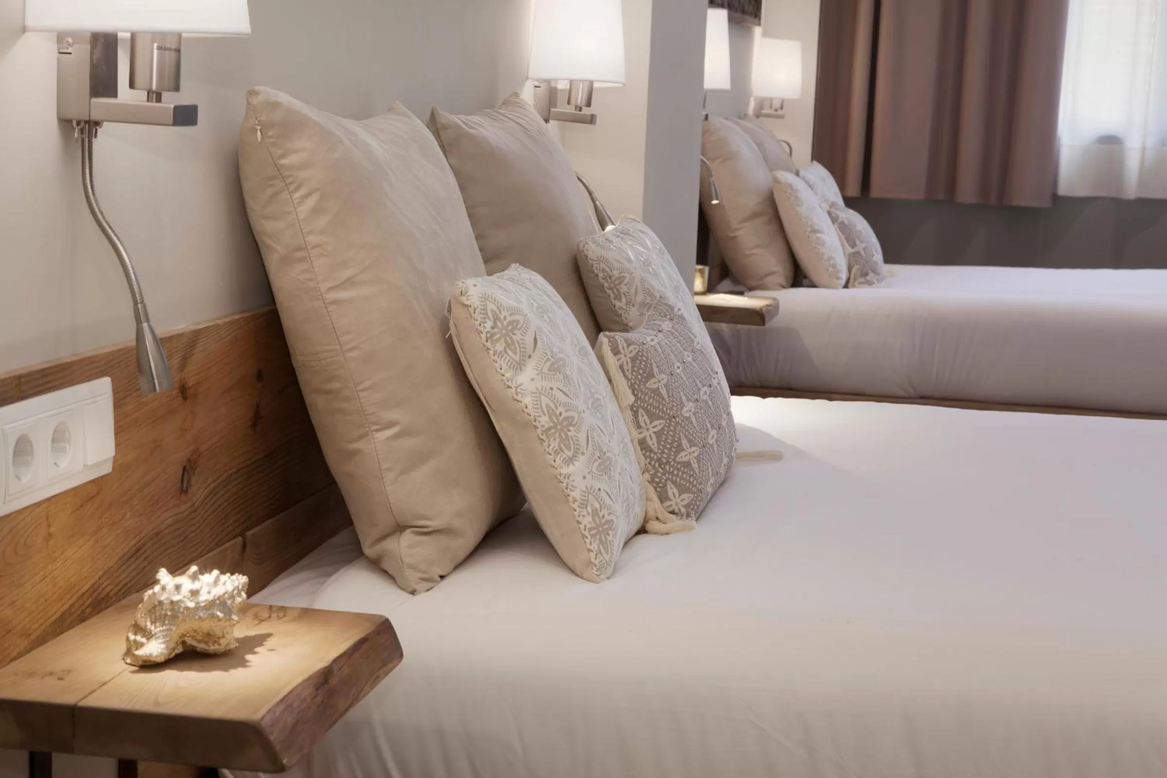 Staff, Bed in Hotel Radha