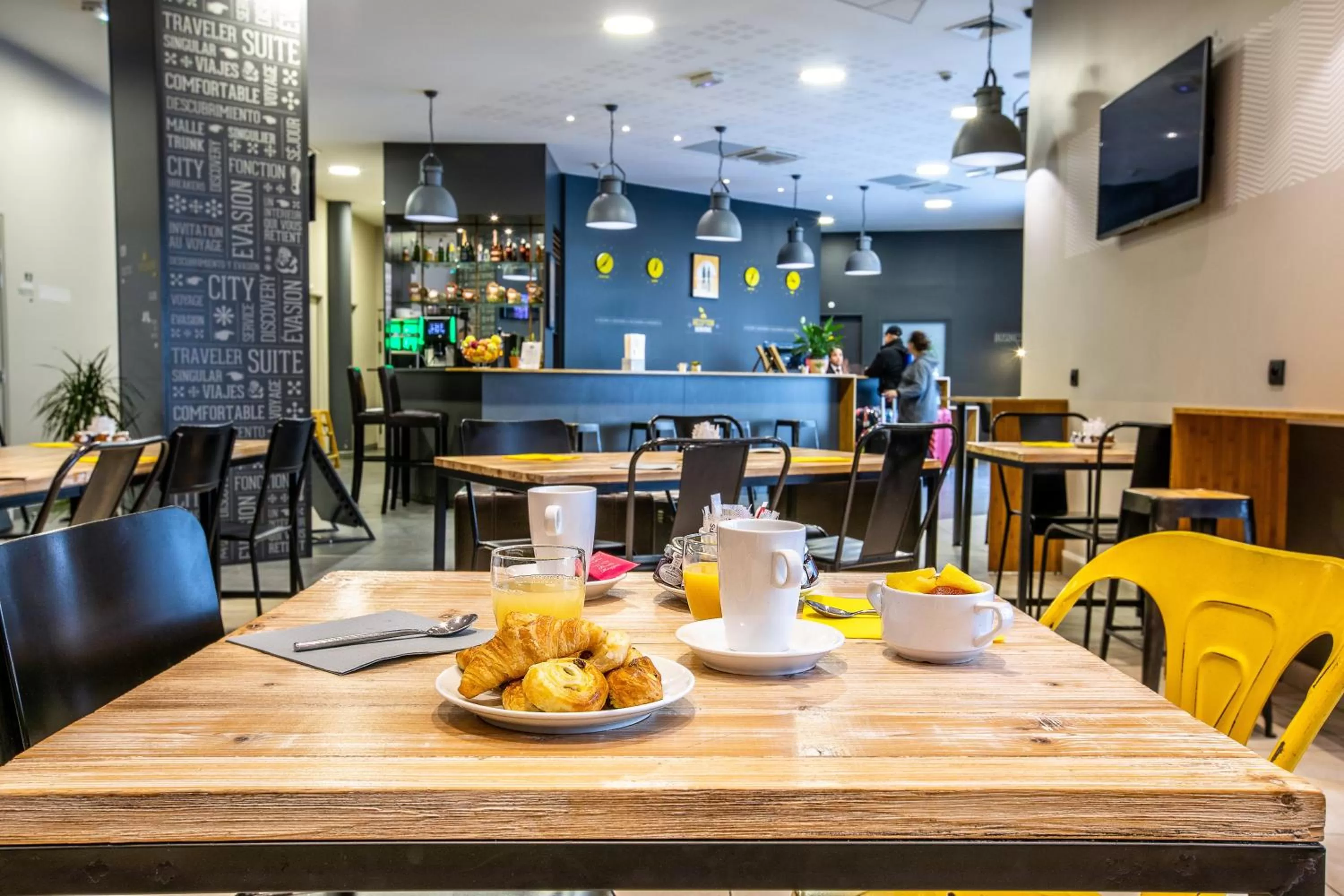 Restaurant/places to eat in Best Western Plus Suitcase Paris La Défense