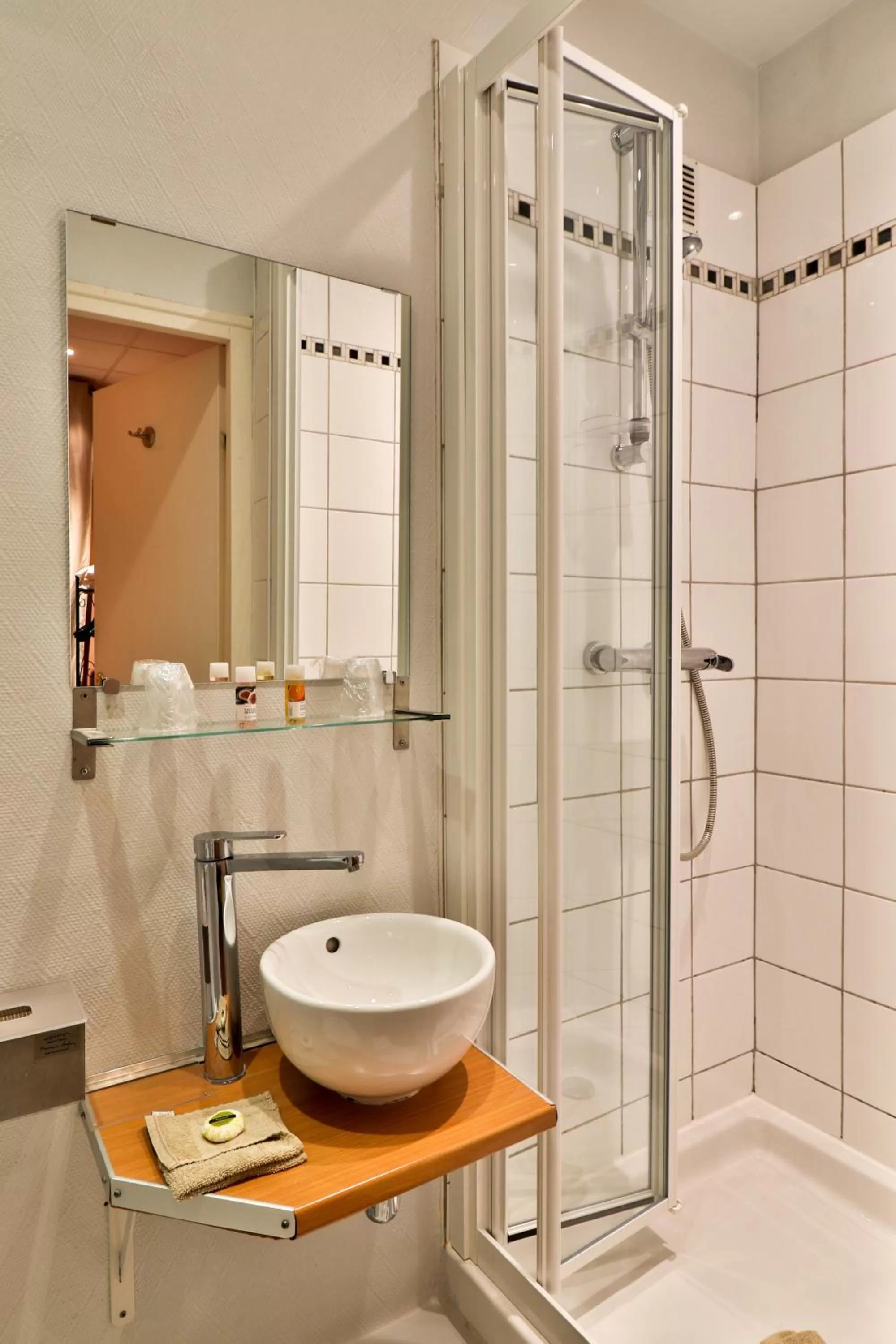 Shower in Hotel Victor Hugo Nice