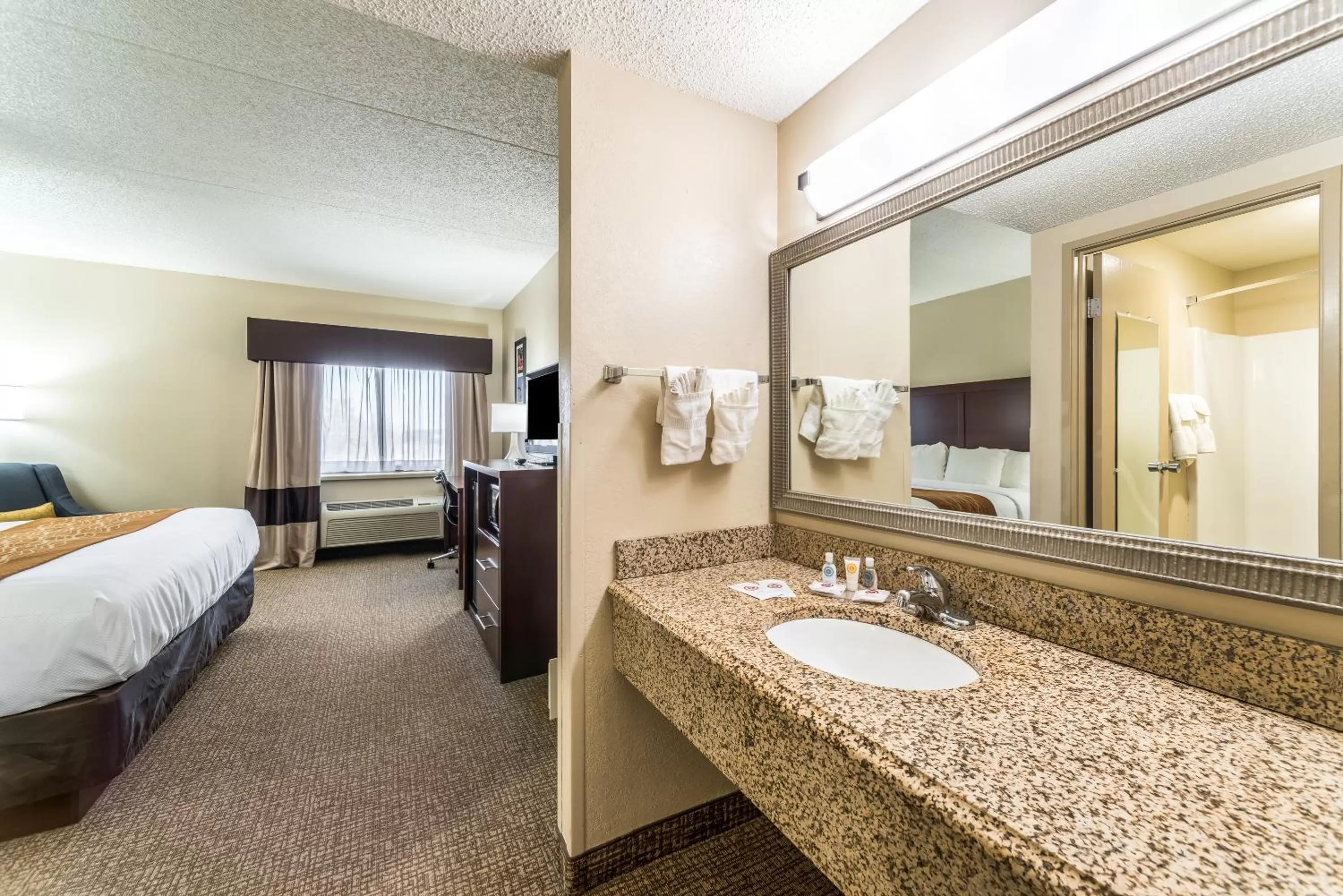 Photo of the whole room, Bed in Comfort Inn Festus-St Louis South