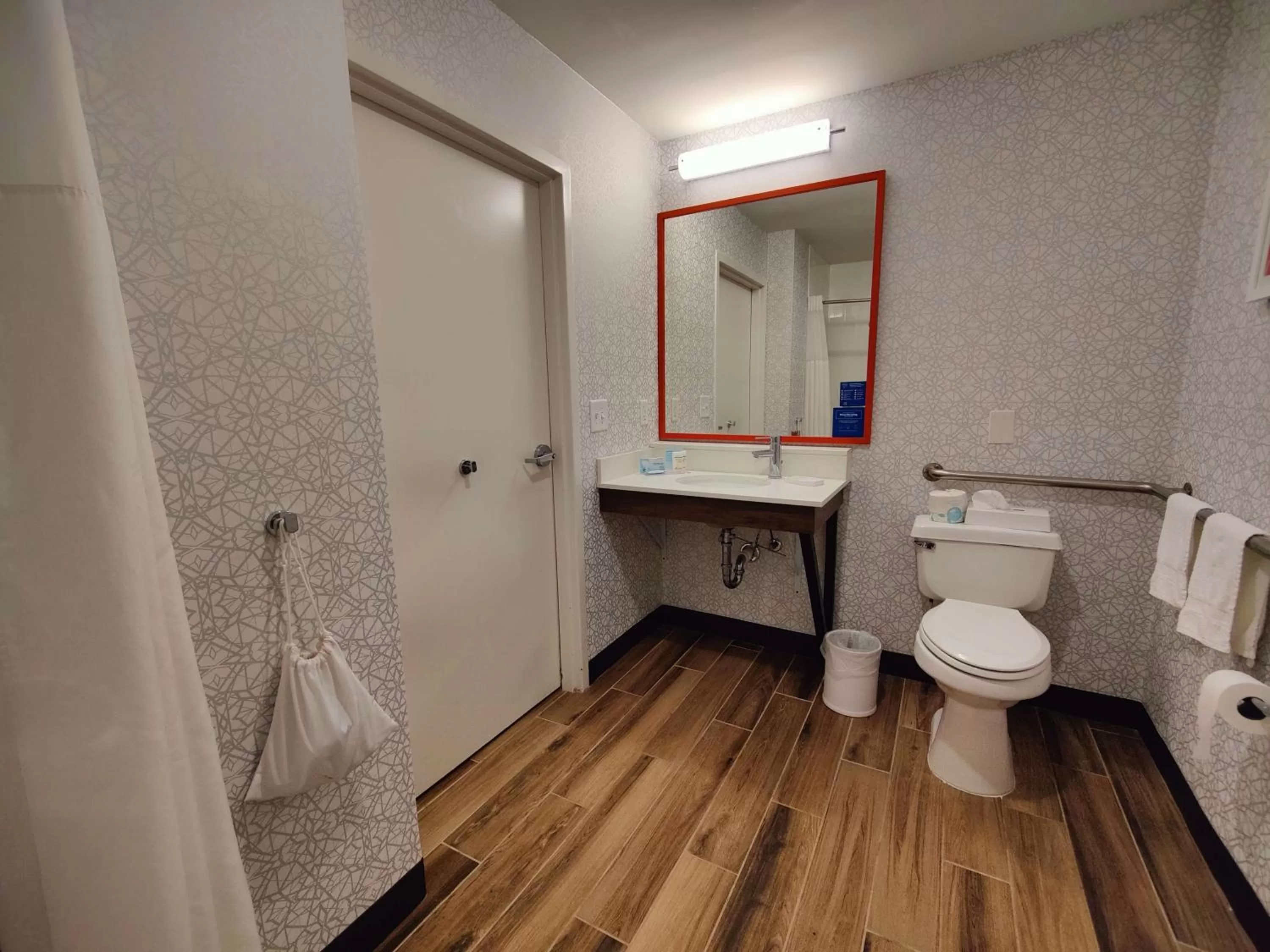 Bathroom in Hampton Inn Atlanta/Peachtree City