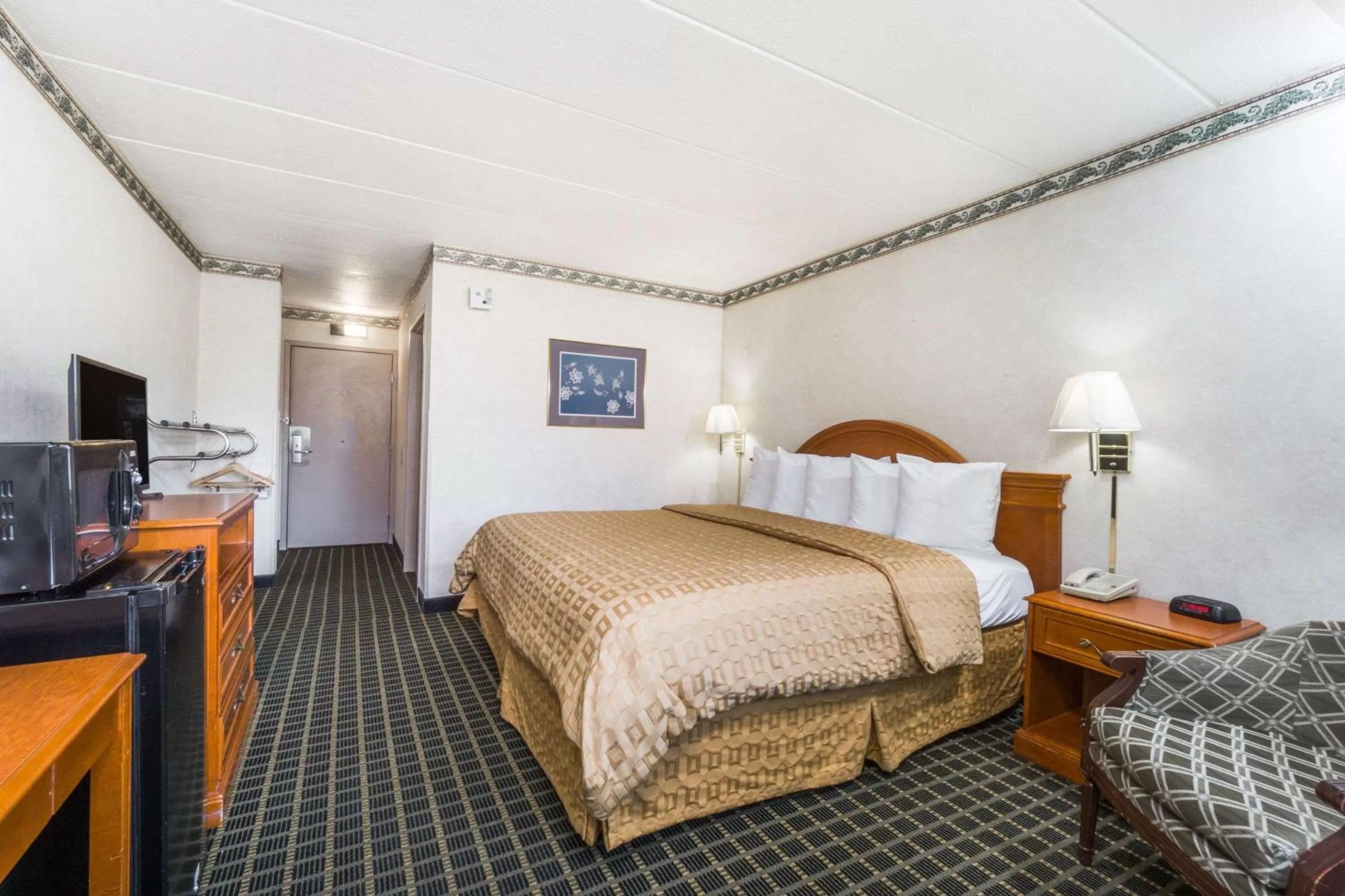 Photo of the whole room, Bed in Days Inn by Wyndham Columbus East Airport