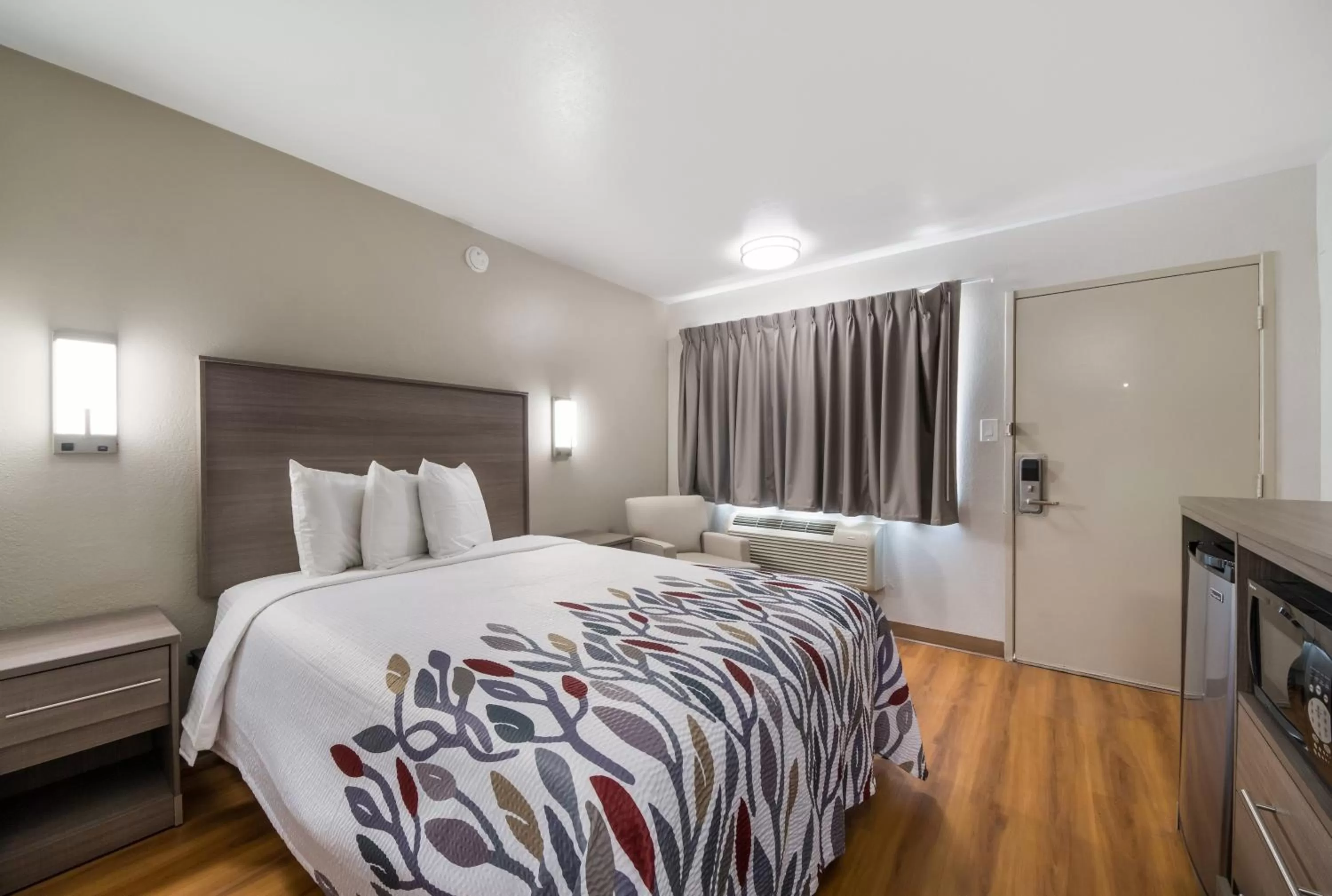 Photo of the whole room, Bed in Red Roof Inn San Antonio E - Frost Bank Center