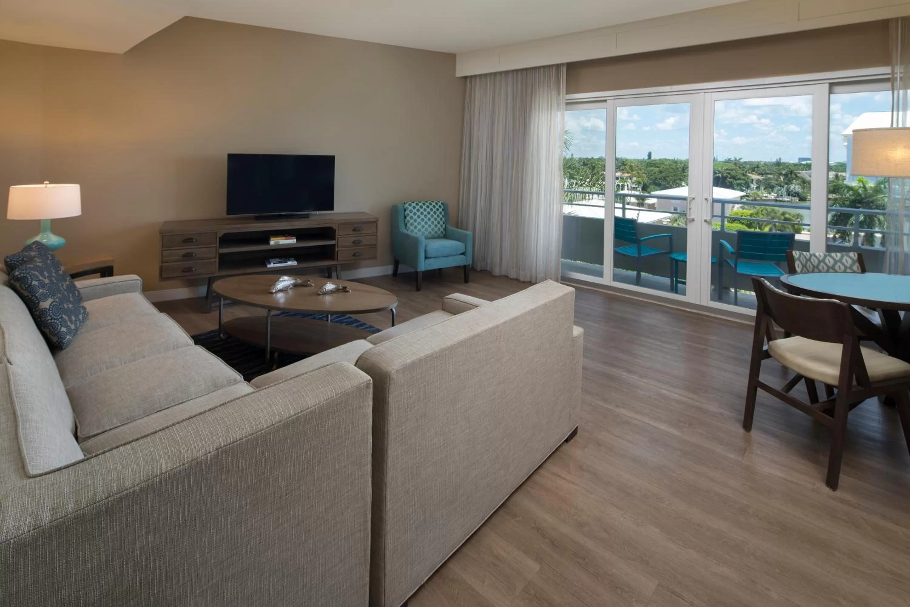 TV and multimedia in Edgewater Beach Hotel