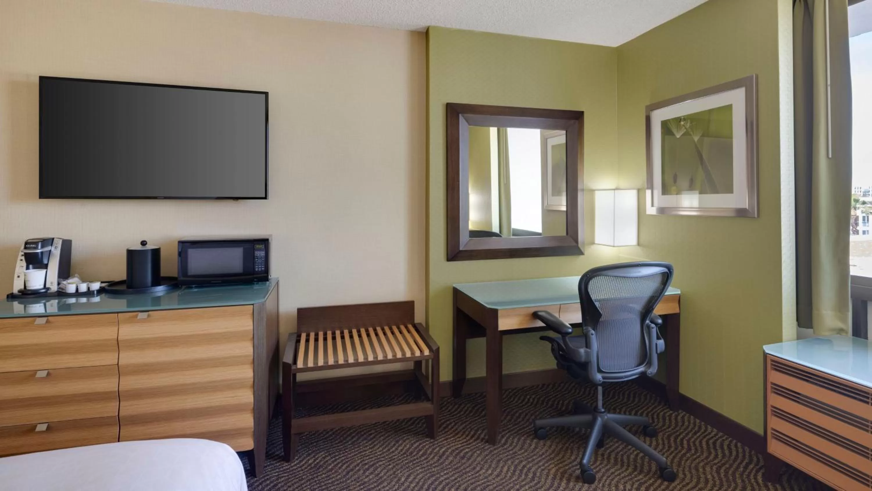 Photo of the whole room in Holiday Inn San Jose-Silicon Valley by IHG