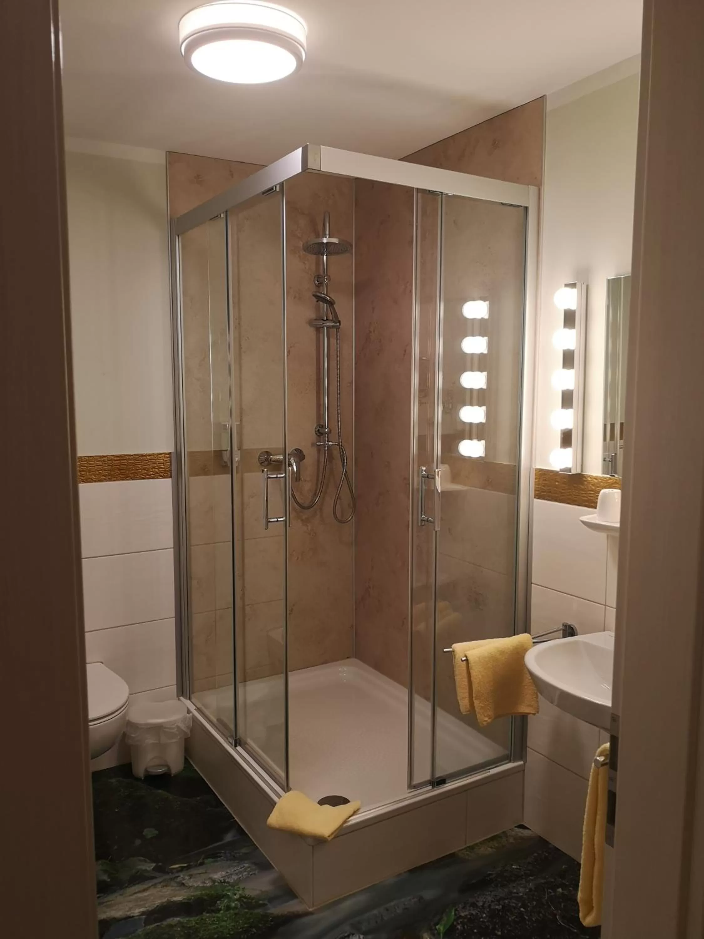 Bathroom in Hotel Goldflair am Rathaus