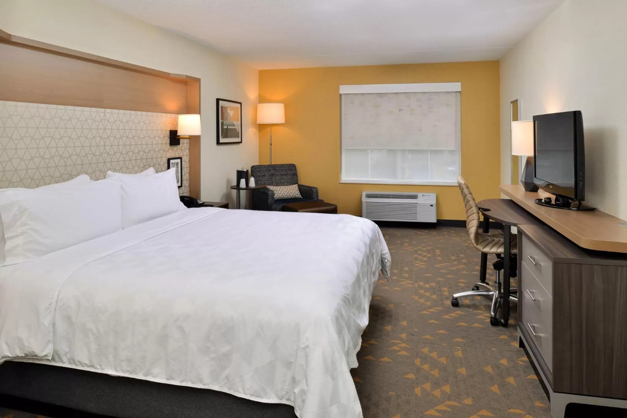 Photo of the whole room, Bed in Holiday Inn Hotel & Suites Overland Park-Convention Center by IHG
