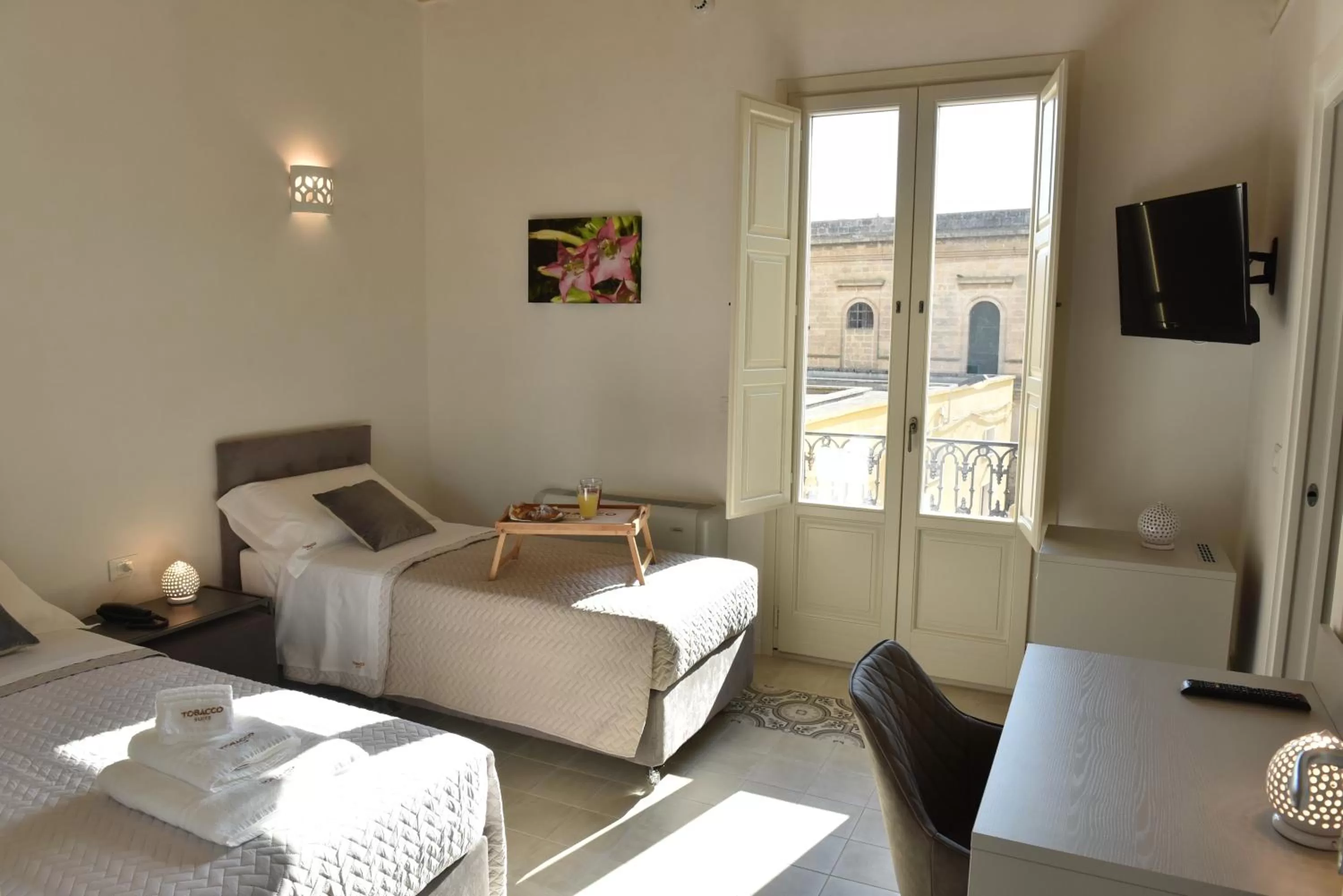 Photo of the whole room, Bed in Tobacco Suite