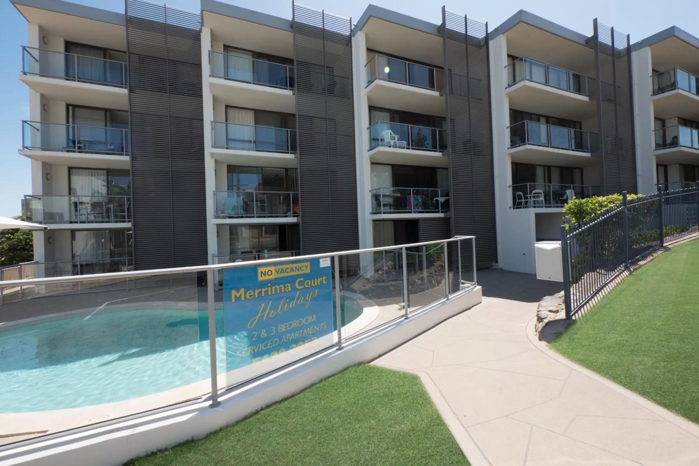 Property building in Merrima Court Holidays