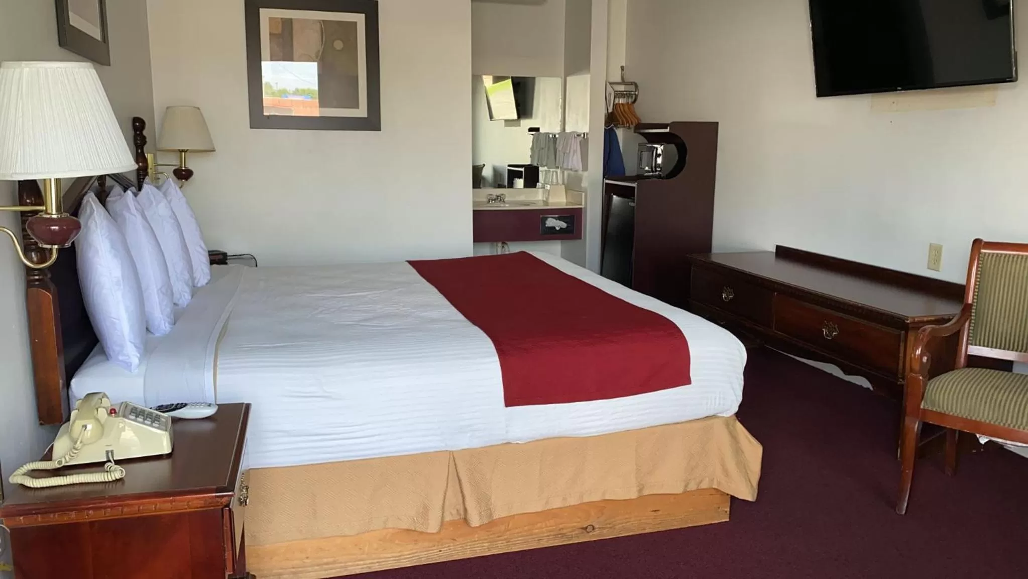 King Room - Non-Smoking in Royal Inn