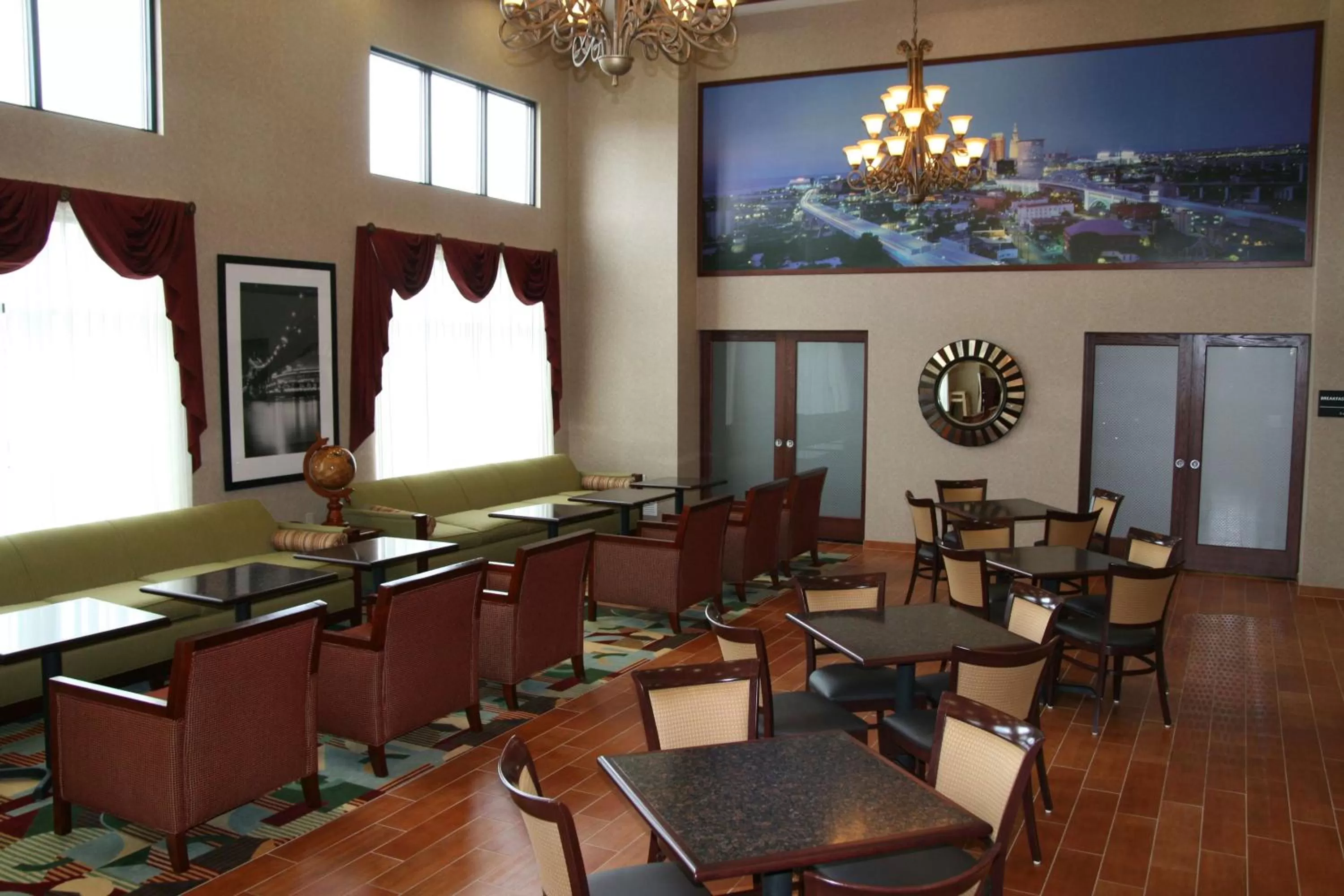 Dining area in Hampton Inn & Suites Cleveland-Mentor