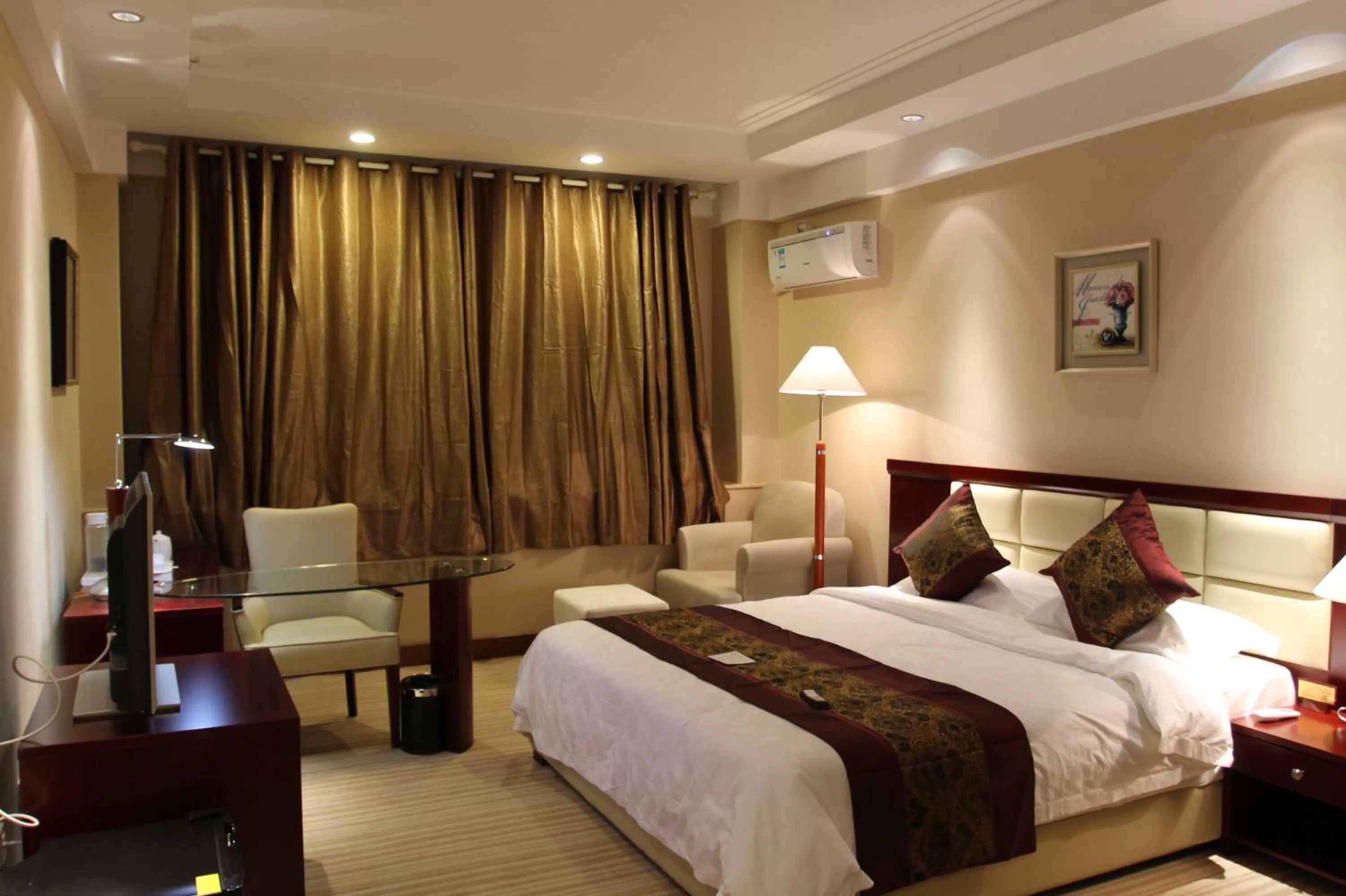 Bedroom, Bed in Sogecoa Golden Peacock