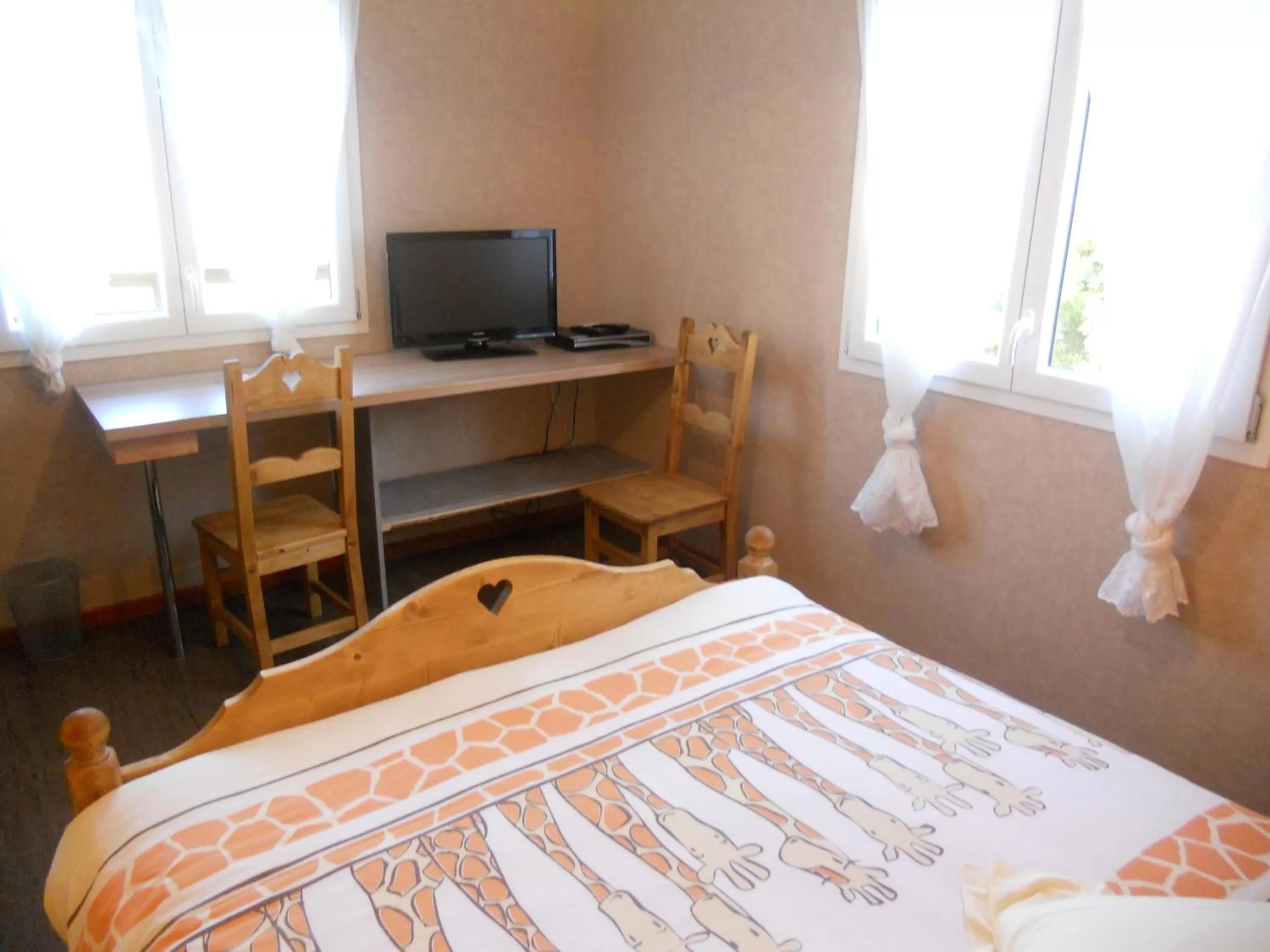 Photo of the whole room, Bed in Auberge du Saut des Cuves