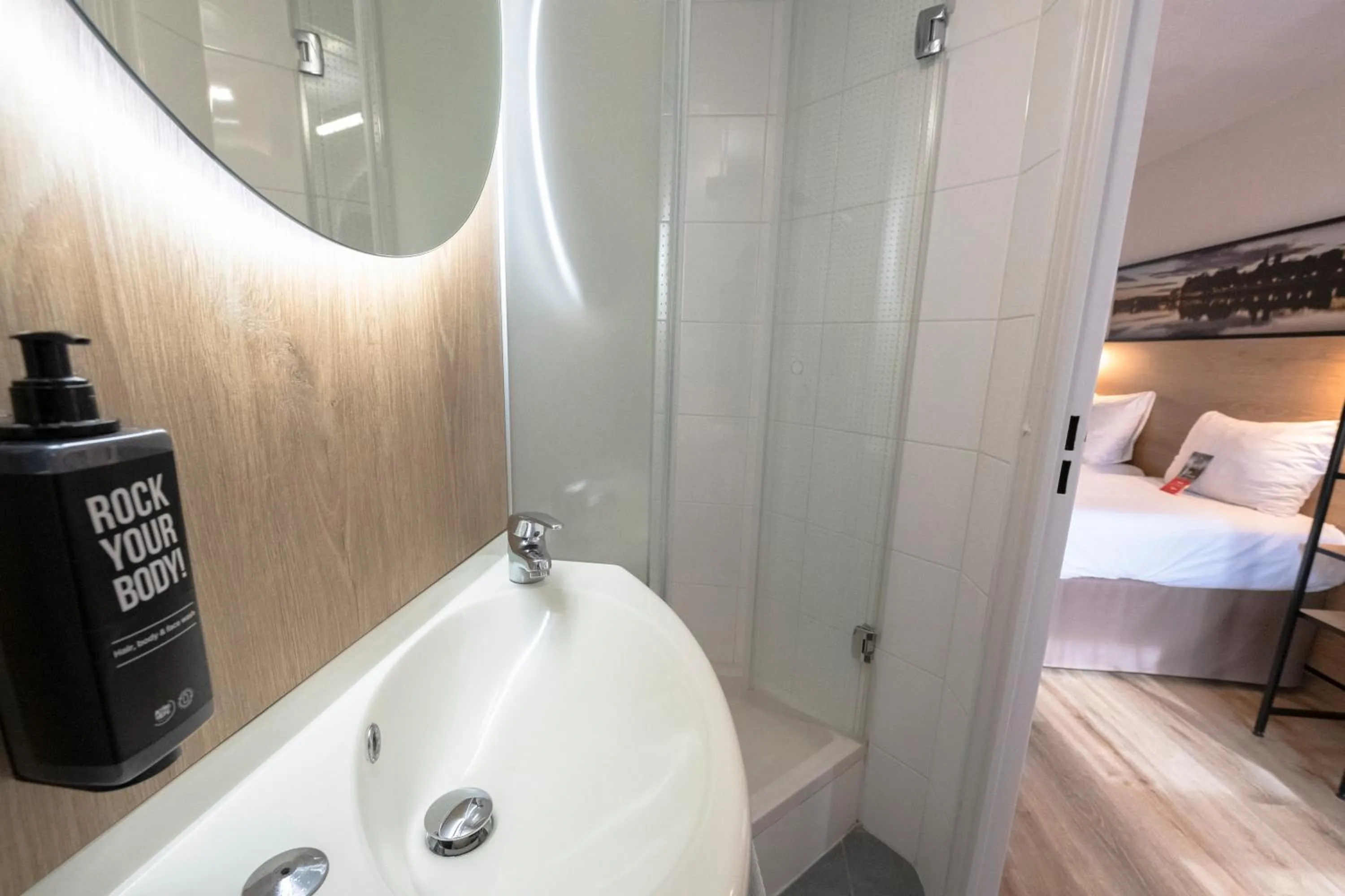 Shower, Bed in ibis Avignon Centre Pont De L'Europe