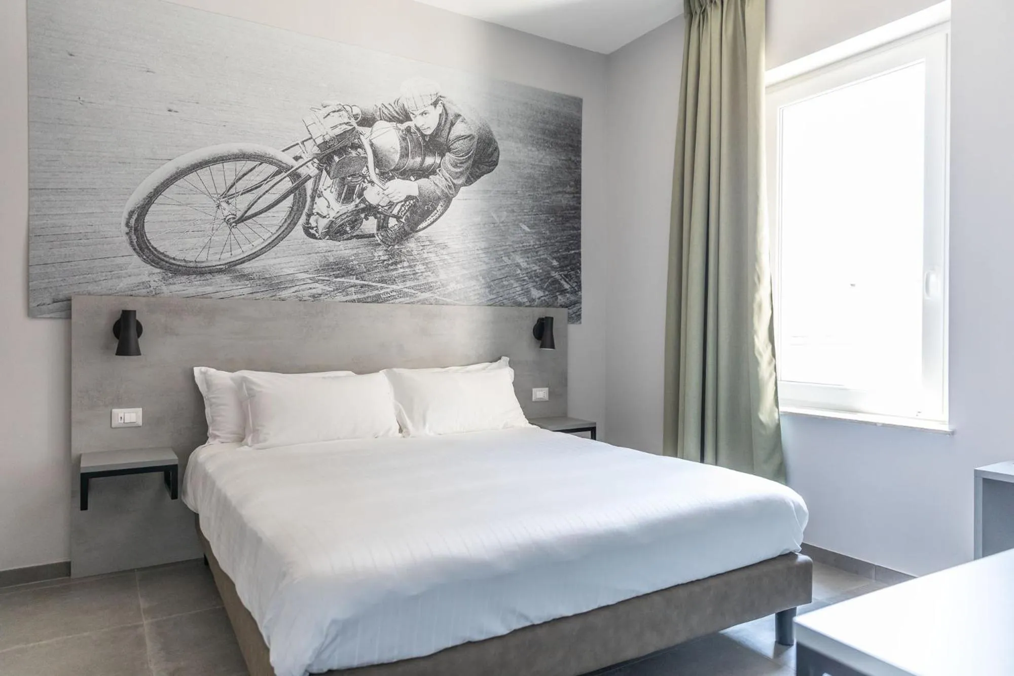 Photo of the whole room, Bed in Mathis