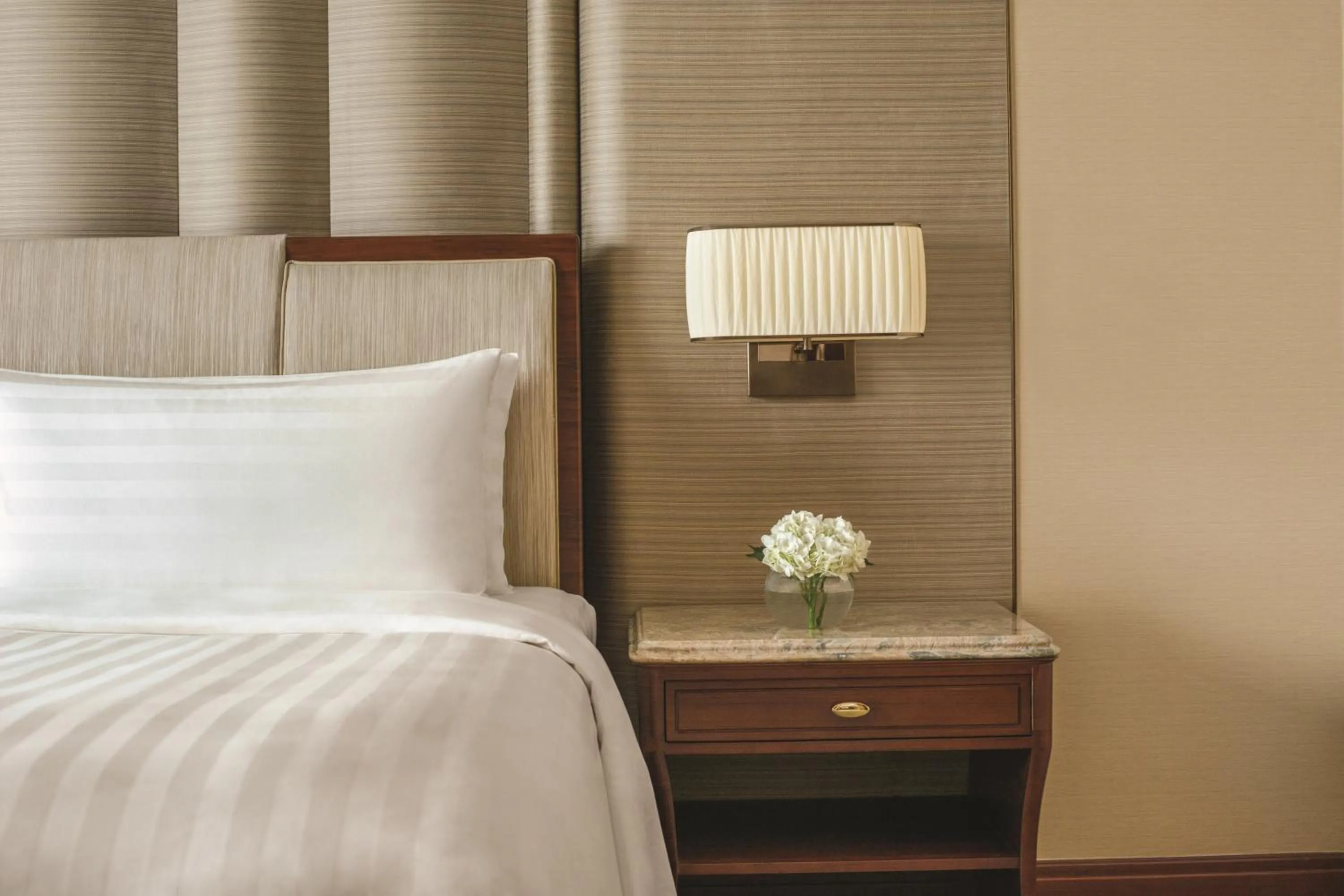 Bed in Shangri-La Nanchang丨All room offer river views Just one stop from the Pavilion of Prince Teng