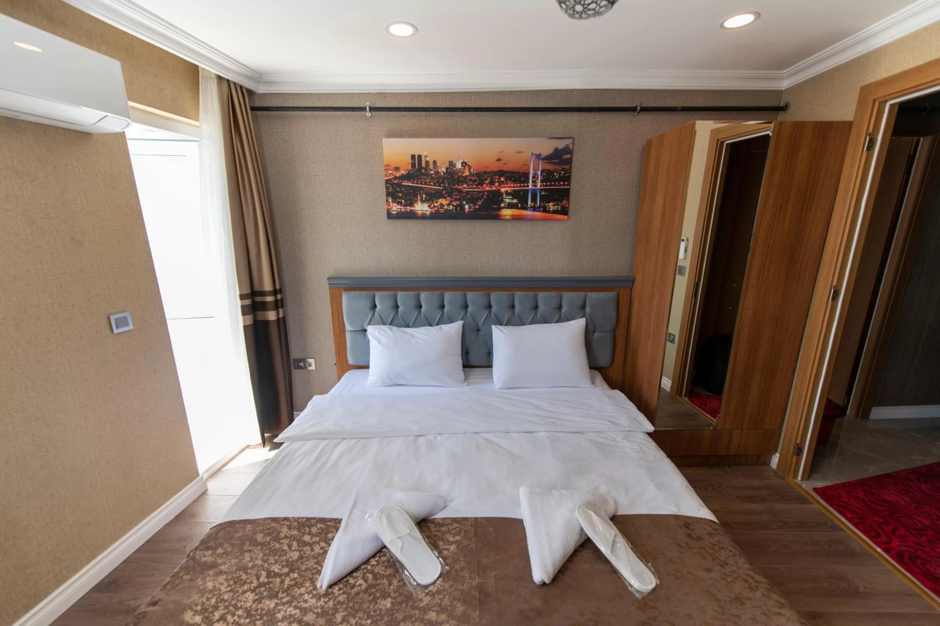 Balcony/Terrace, Bed in Golden Sand Hotel