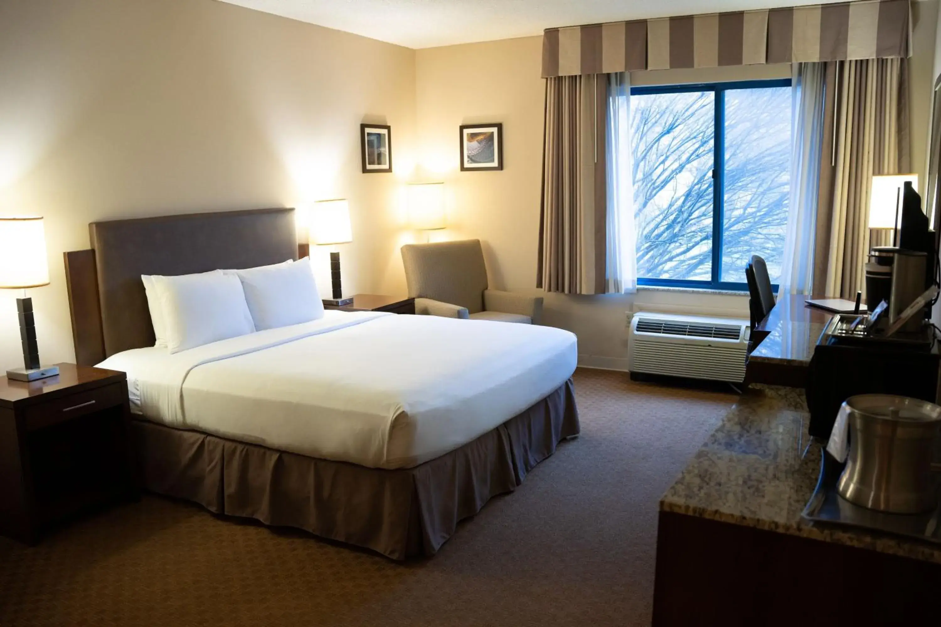 Standard King Room with Adapted Tub - Mobility and Hearing Accessible in Delta Hotels by Marriott Toledo Standard King Room with Adapted Tub - Mobility and Hearing Accessible in Delta Hotels by Marriott Toledo