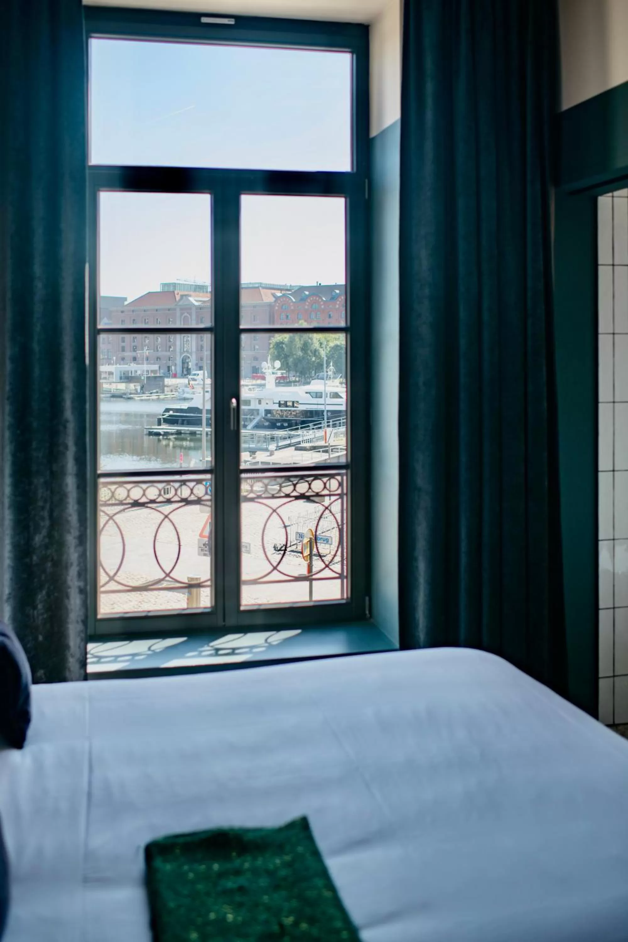 View (from property/room), Bed in U Eat & Sleep Antwerp