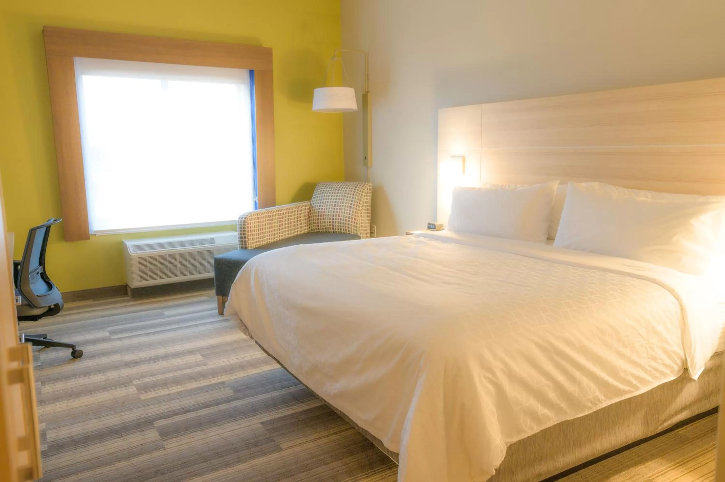 Bed in Holiday Inn Express & Suites Dayton East - Beavercreek by IHG