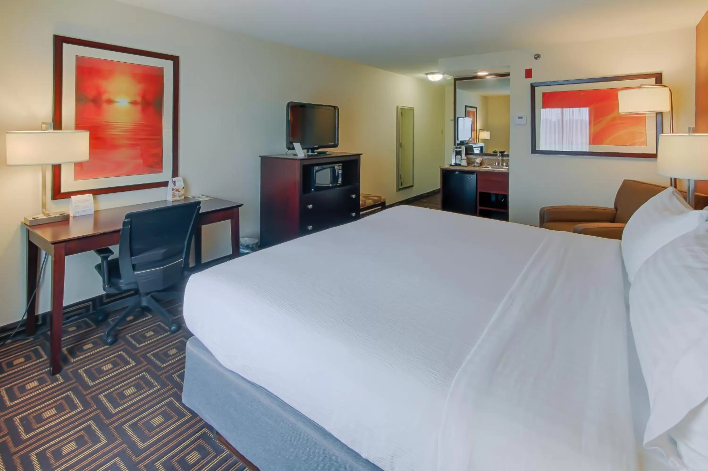 Bedroom, Bed in Holiday Inn Knoxville West - Cedar Bluff Rd by IHG