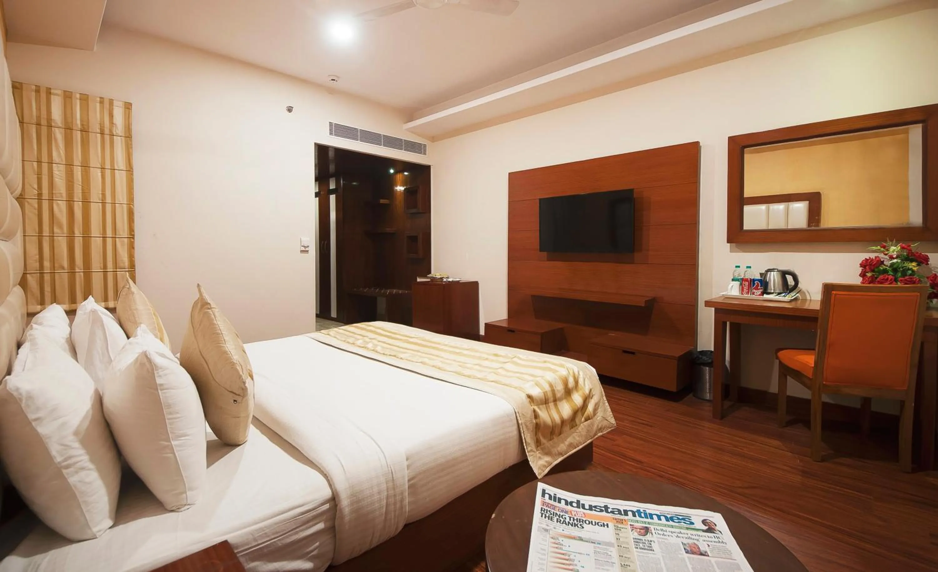 Bedroom, Bed in Airport Hotel Ramhan Palace Mahipalpur