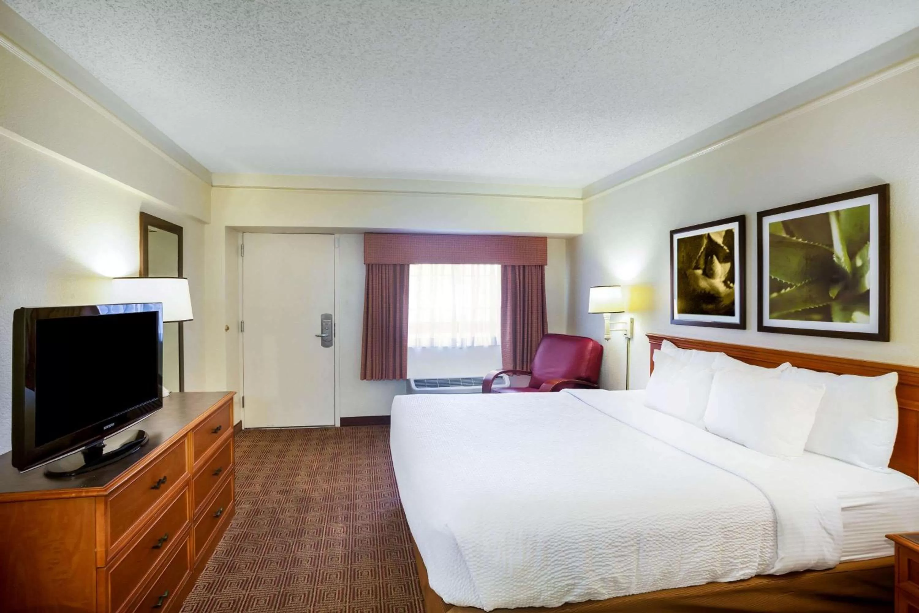 Photo of the whole room, Bed in La Quinta Inn by Wyndham Austin Capitol / Downtown