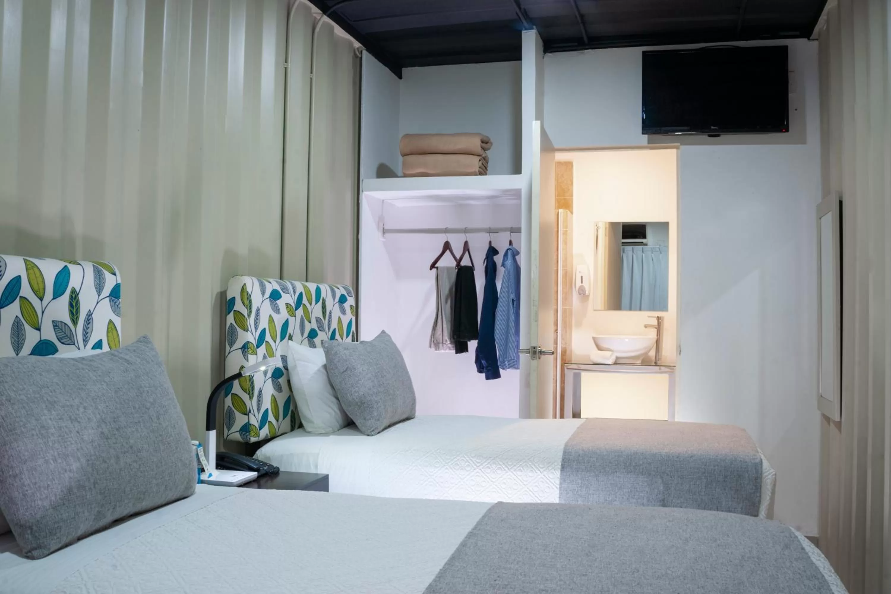 Shower, Bed in Container Inn Hotel Aeropuerto