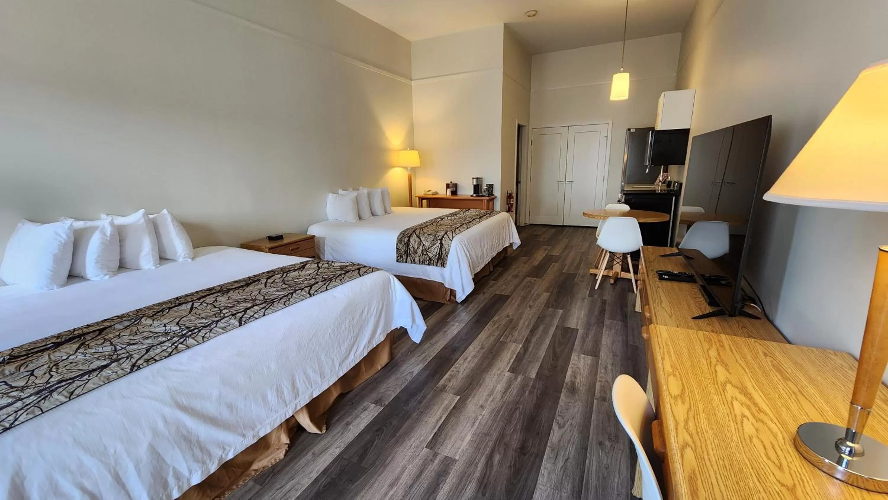 Bedroom, Bed in The Cedars Inn Hotel & Convention Centre