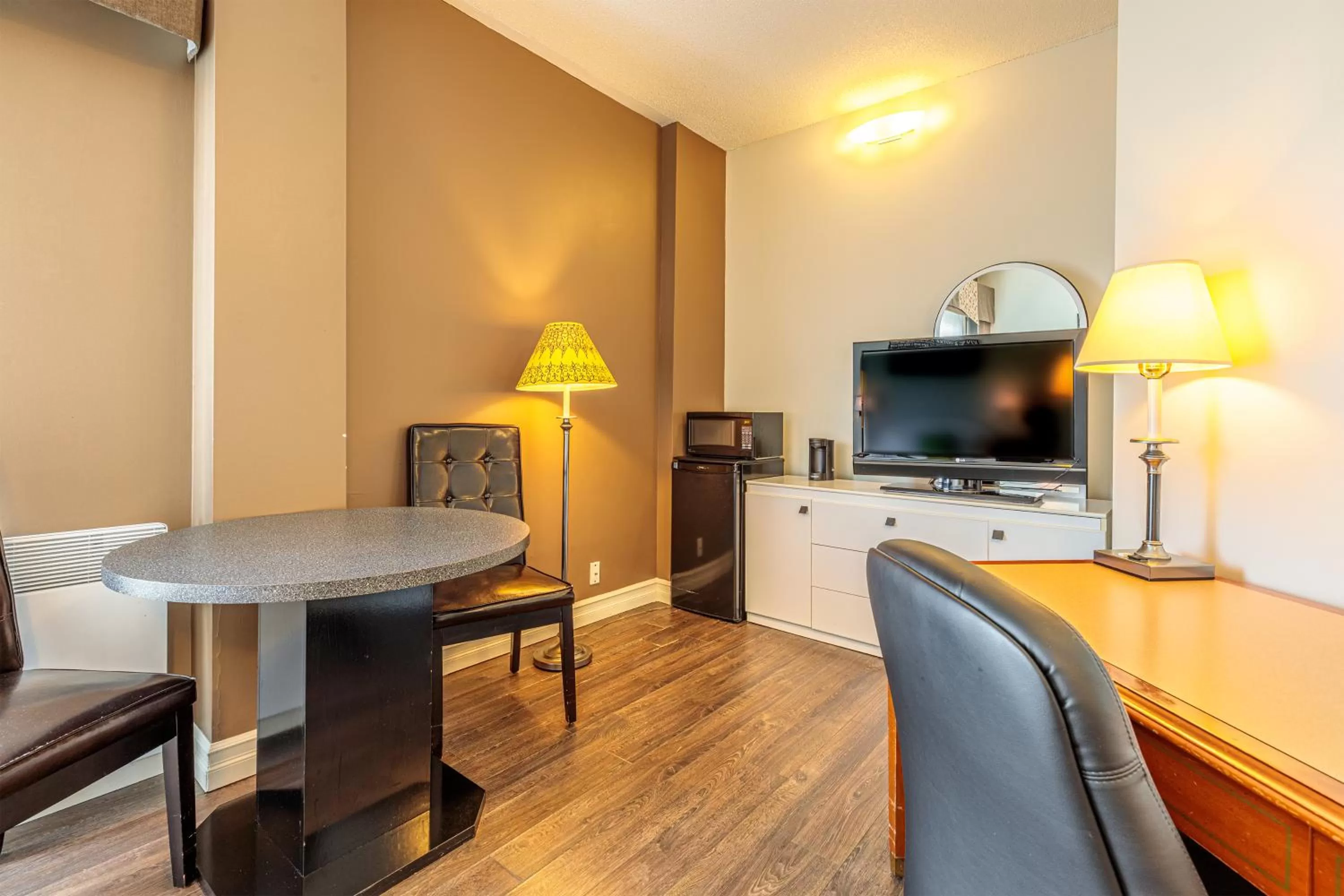 TV and multimedia in Days Inn by Wyndham Berthierville