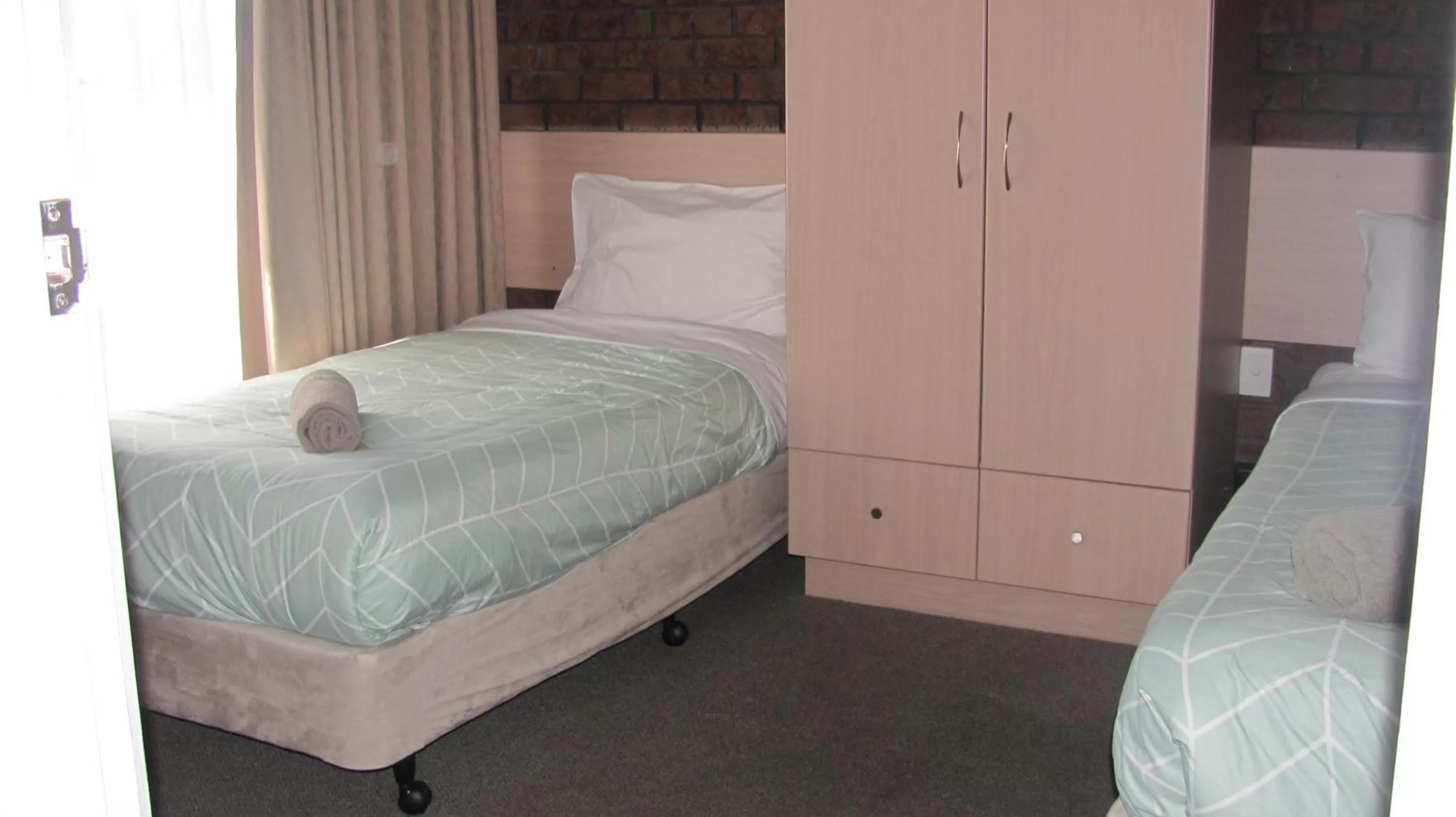 Bed in Bristol Hill Motor Inn